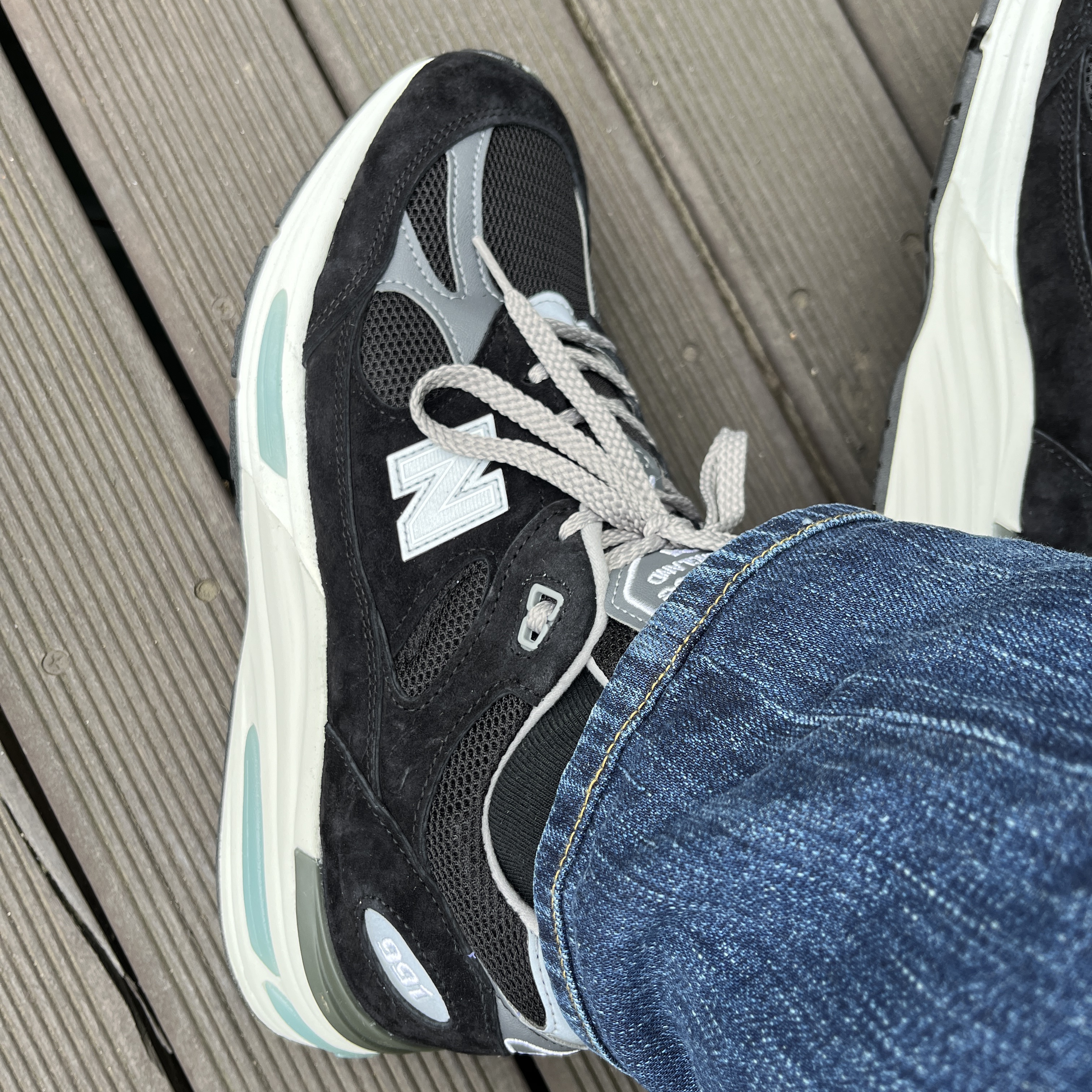 New Balance 991v2 Made in UK Black 착용 스타일 - 3
