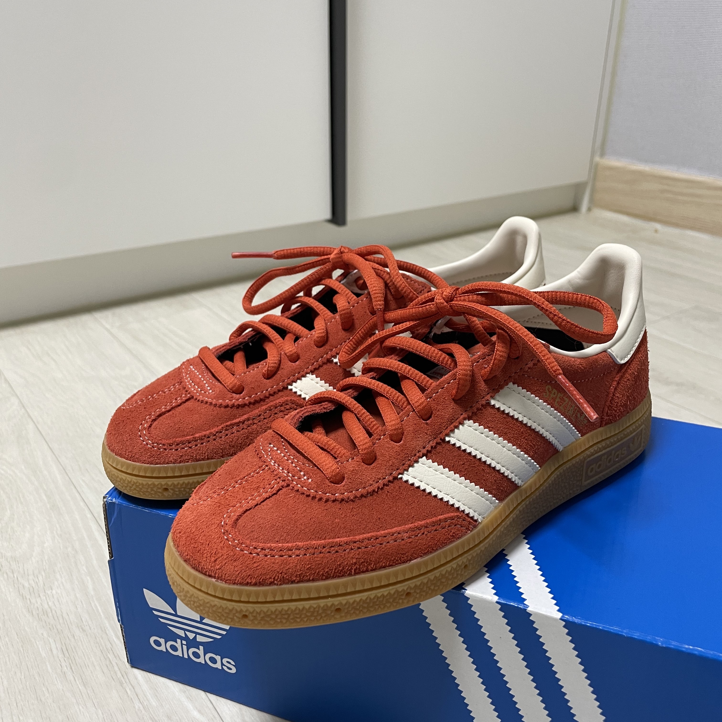 Adidas Spezial Handball Preloved Red Gum 착용 스타일