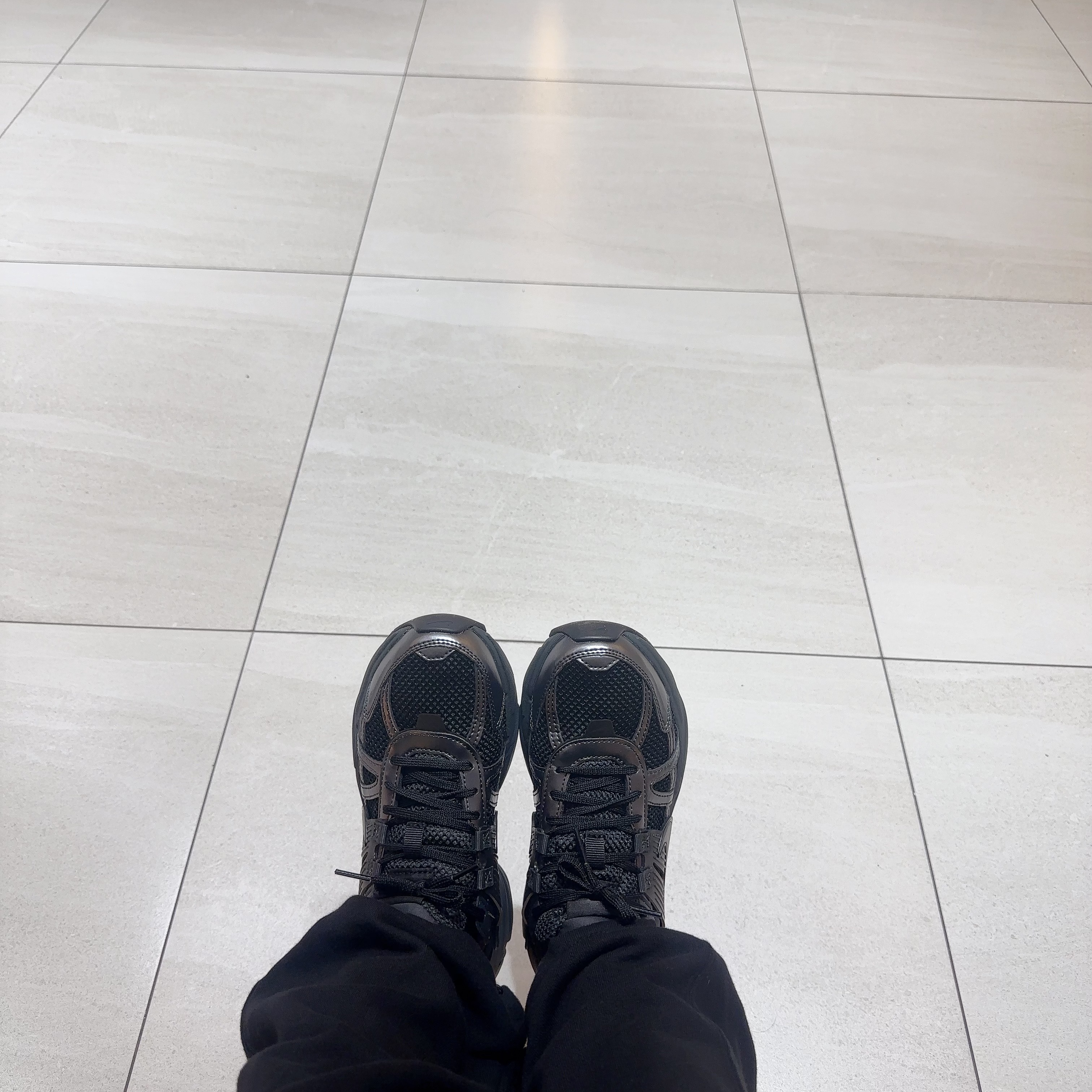 Nike V2K Run Black Anthracite 착용 스타일