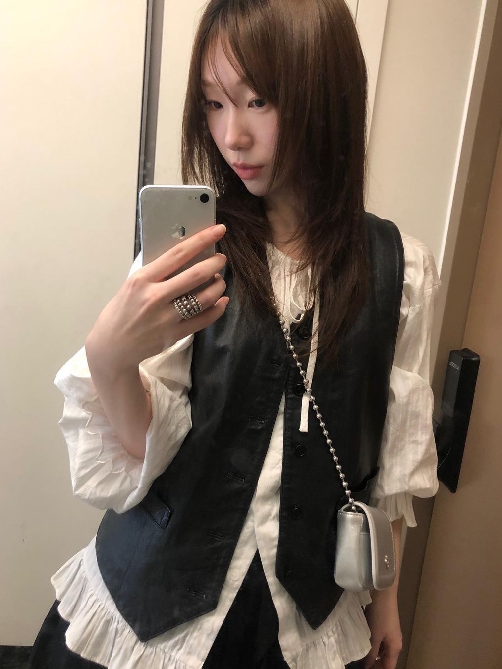 Heeari Women Poppy Chain Mini Bag Ivory, Heeari Women Poppy Chain Mini Bag Silver 착용 스타일
