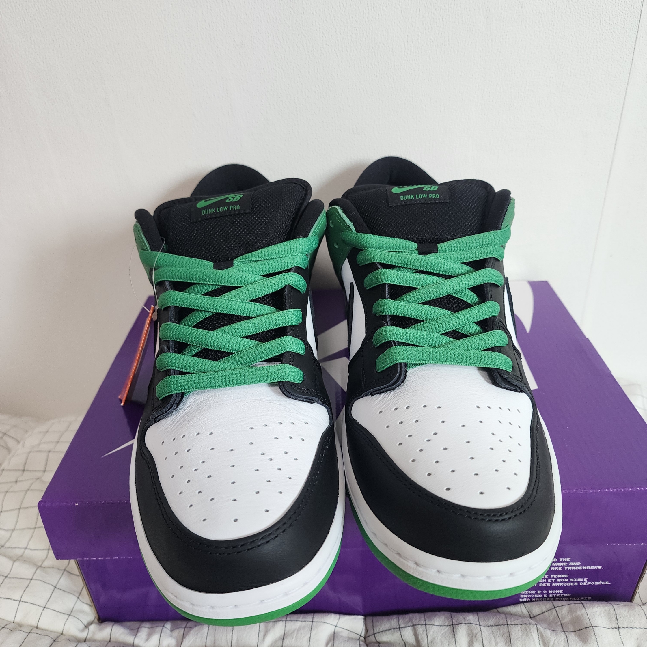 Nike SB Dunk Low Pro Black and Classic Green 착용 스타일 - 4
