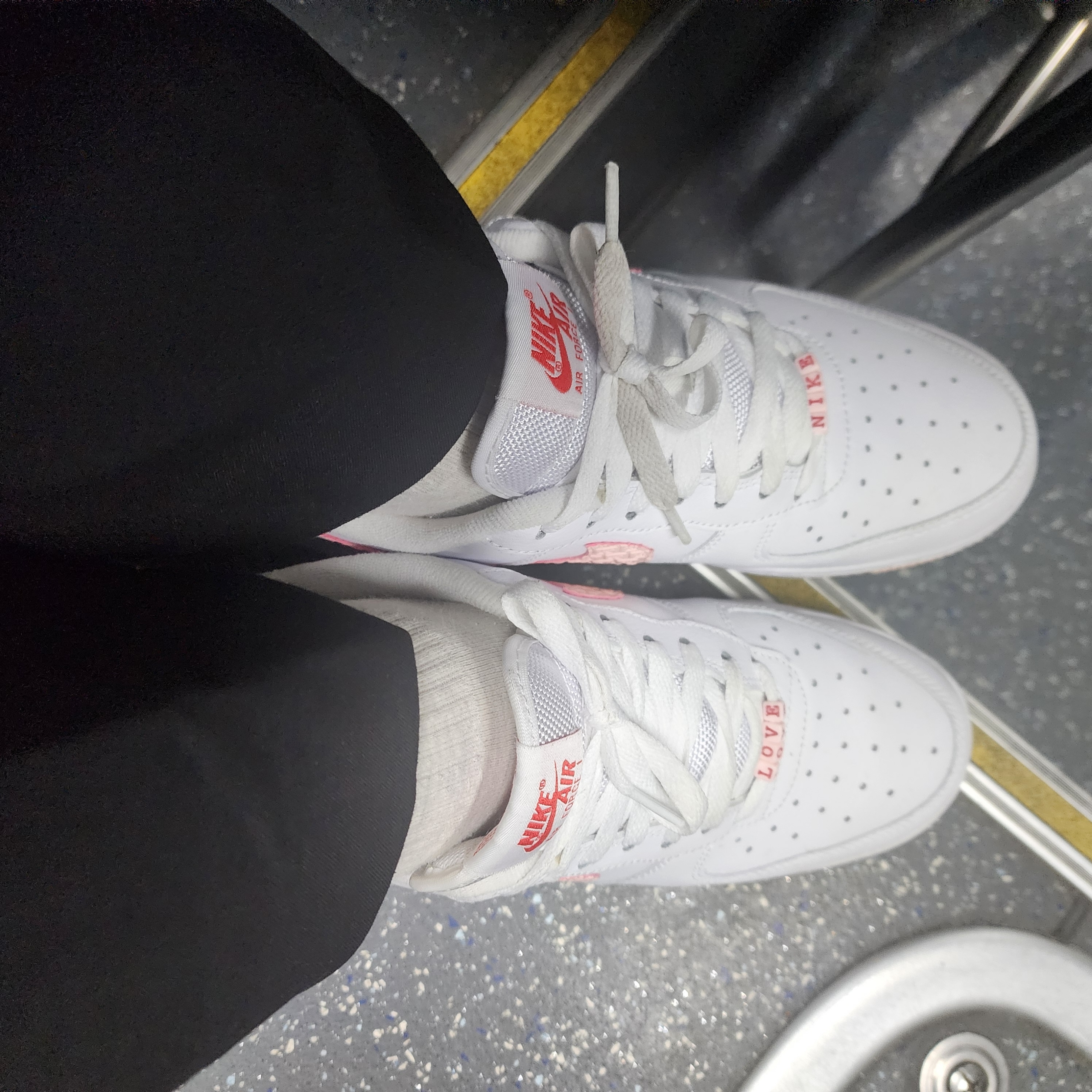 Nike Air Force 1 '07 Valentine's Day 2022 착용 스타일