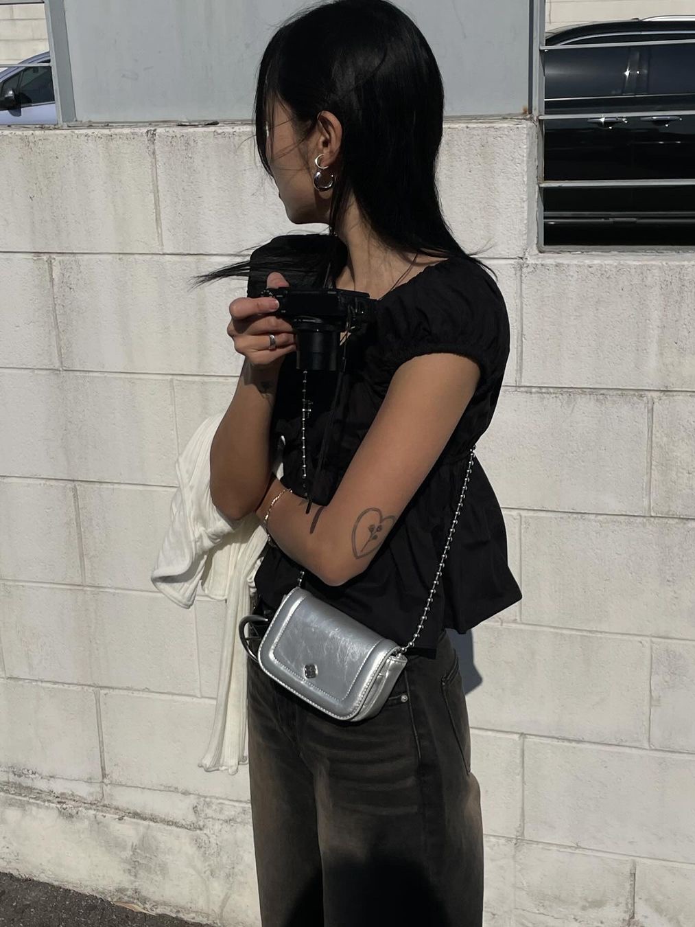 Heeari Women Poppy Chain Mini Bag Ivory, Heeari Women Poppy Chain Mini Bag Silver 착용 스타일