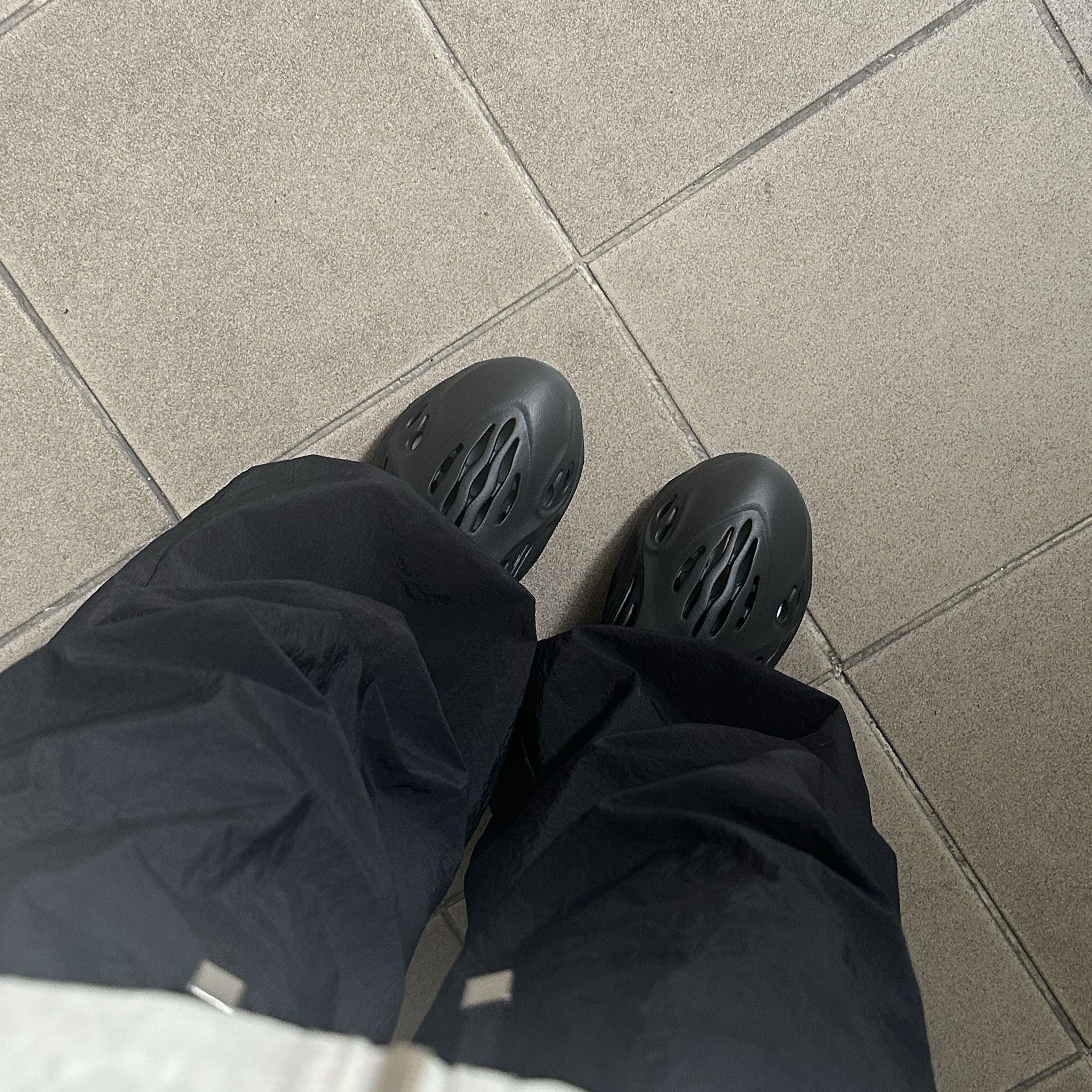 Adidas Yeezy Foam RNNR Onyx 착용 스타일