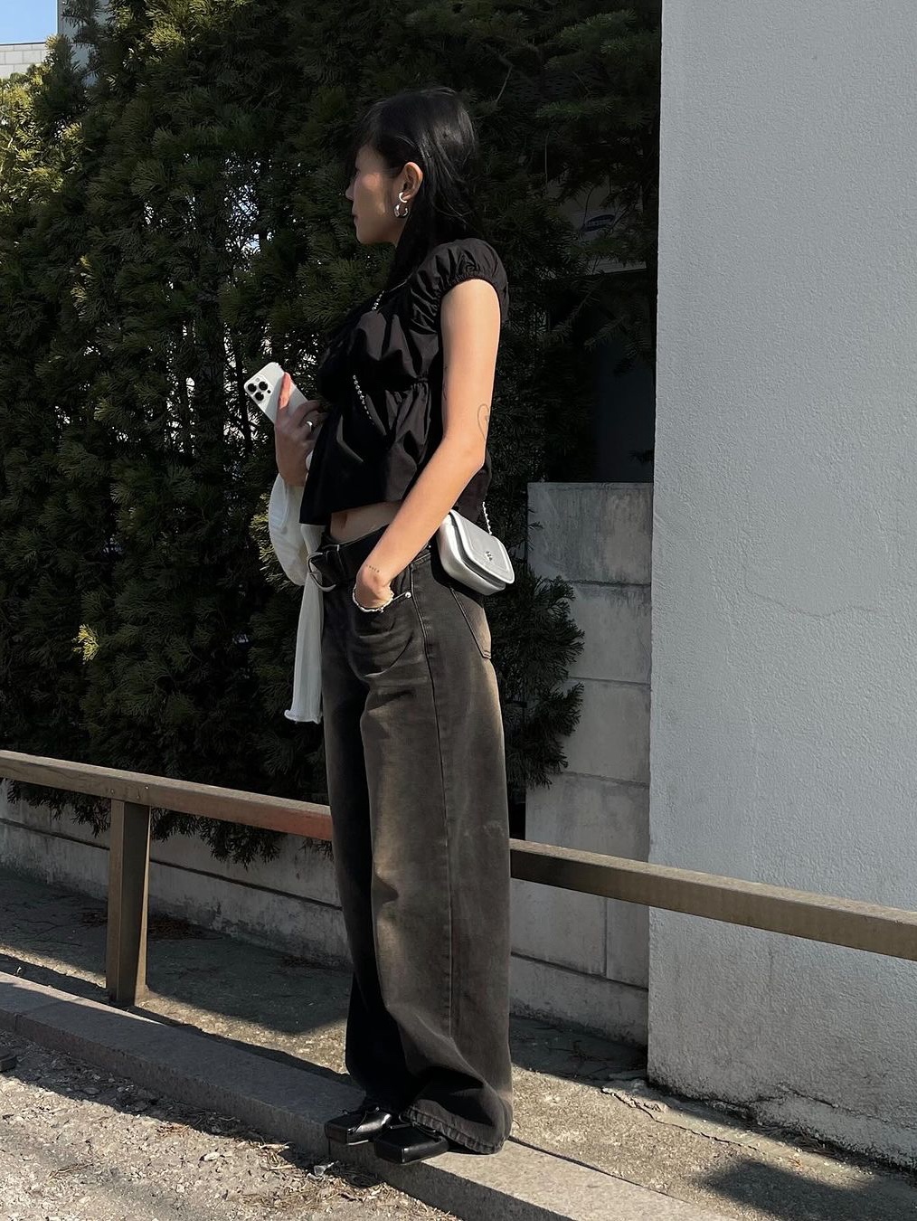 Heeari Women Poppy Chain Mini Bag Ivory, Heeari Women Poppy Chain Mini Bag Silver 착용 스타일