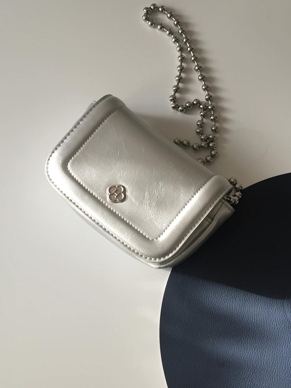 Heeari Women Poppy Chain Mini Bag Ivory, Heeari Women Poppy Chain Mini Bag Silver 착용 스타일