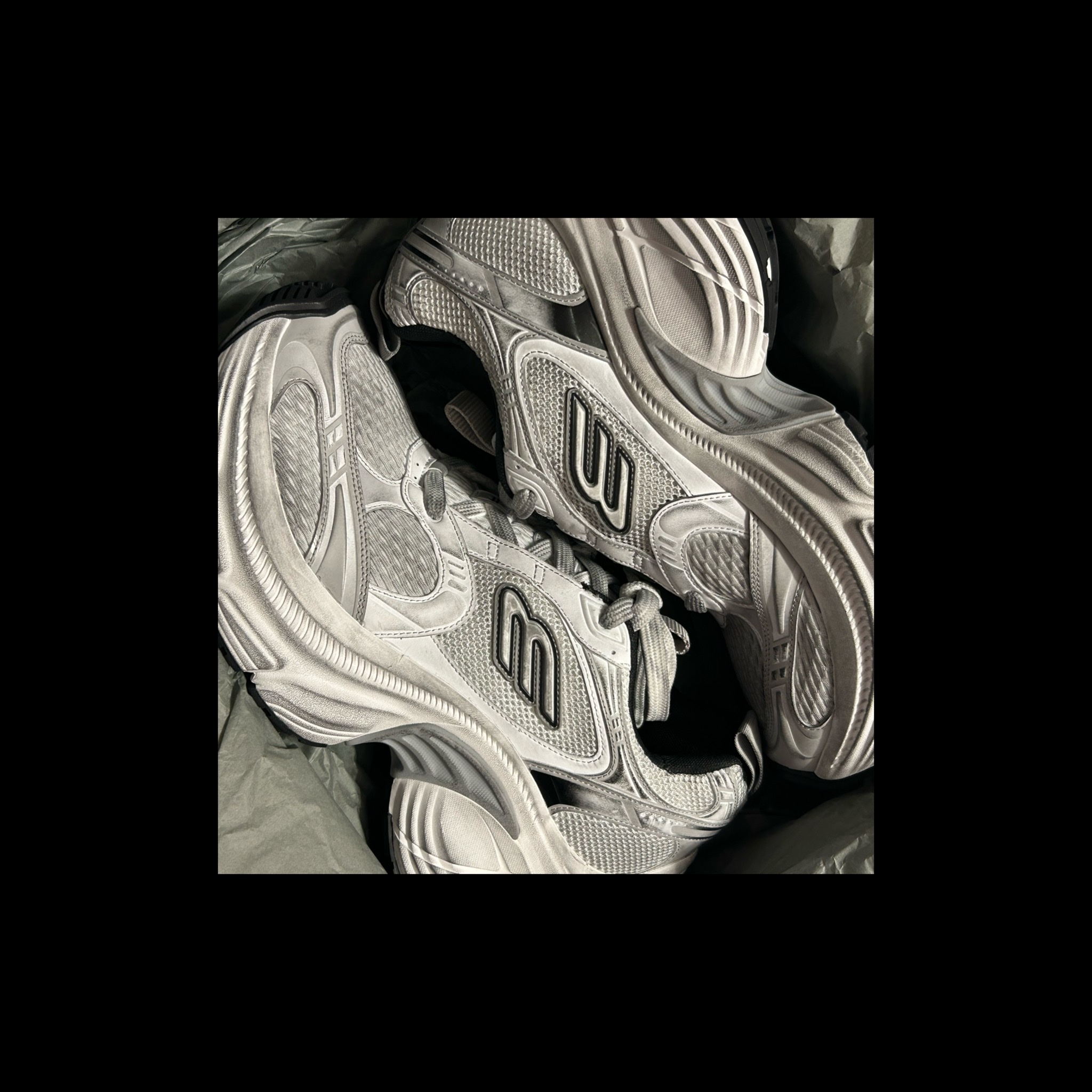 Balenciaga 10XL Sneakers White Grey Silver Black 착용 스타일