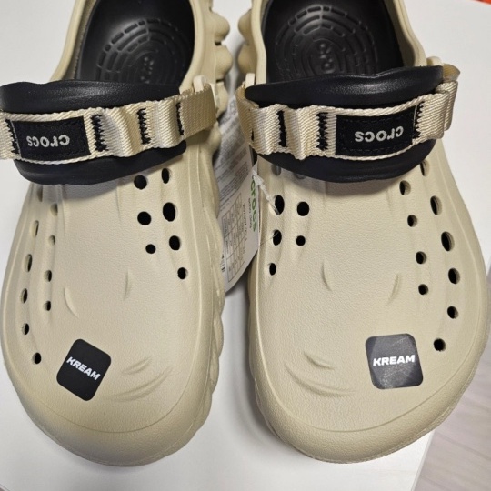 Crocs Echo Clog Bone Black 착용 스타일 - 3