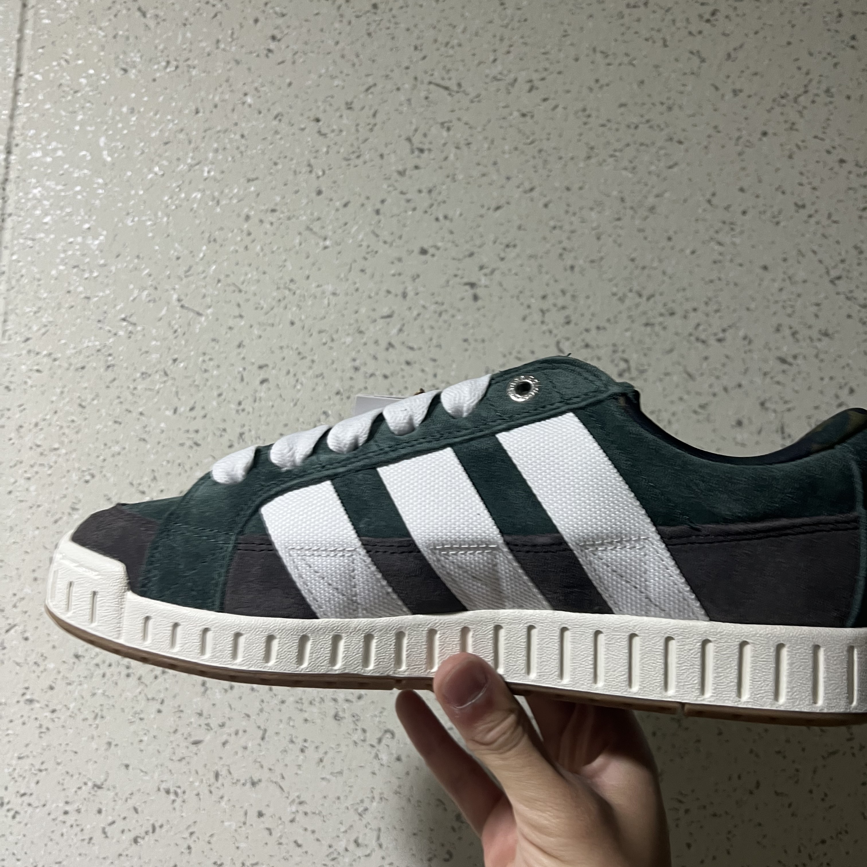 Adidas x BAPE Lawsuit Shadow Green Cloud White 착용 스타일 - 4