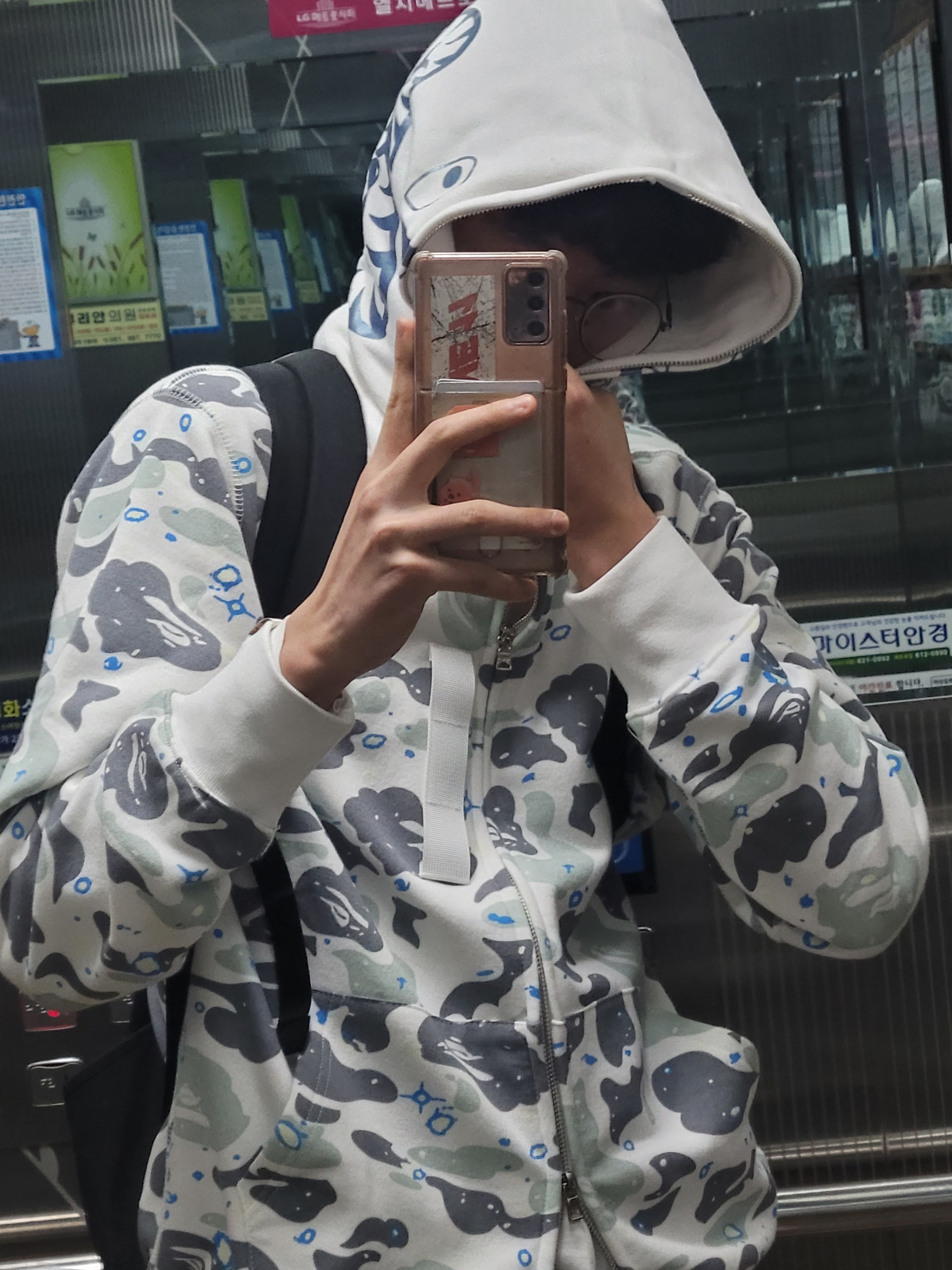 BAPE ABC Camo College T-Shirt White Blue, BAPE 1st Camo Shark Full Zip Hoodie Army Green 착용 스타일 - 1