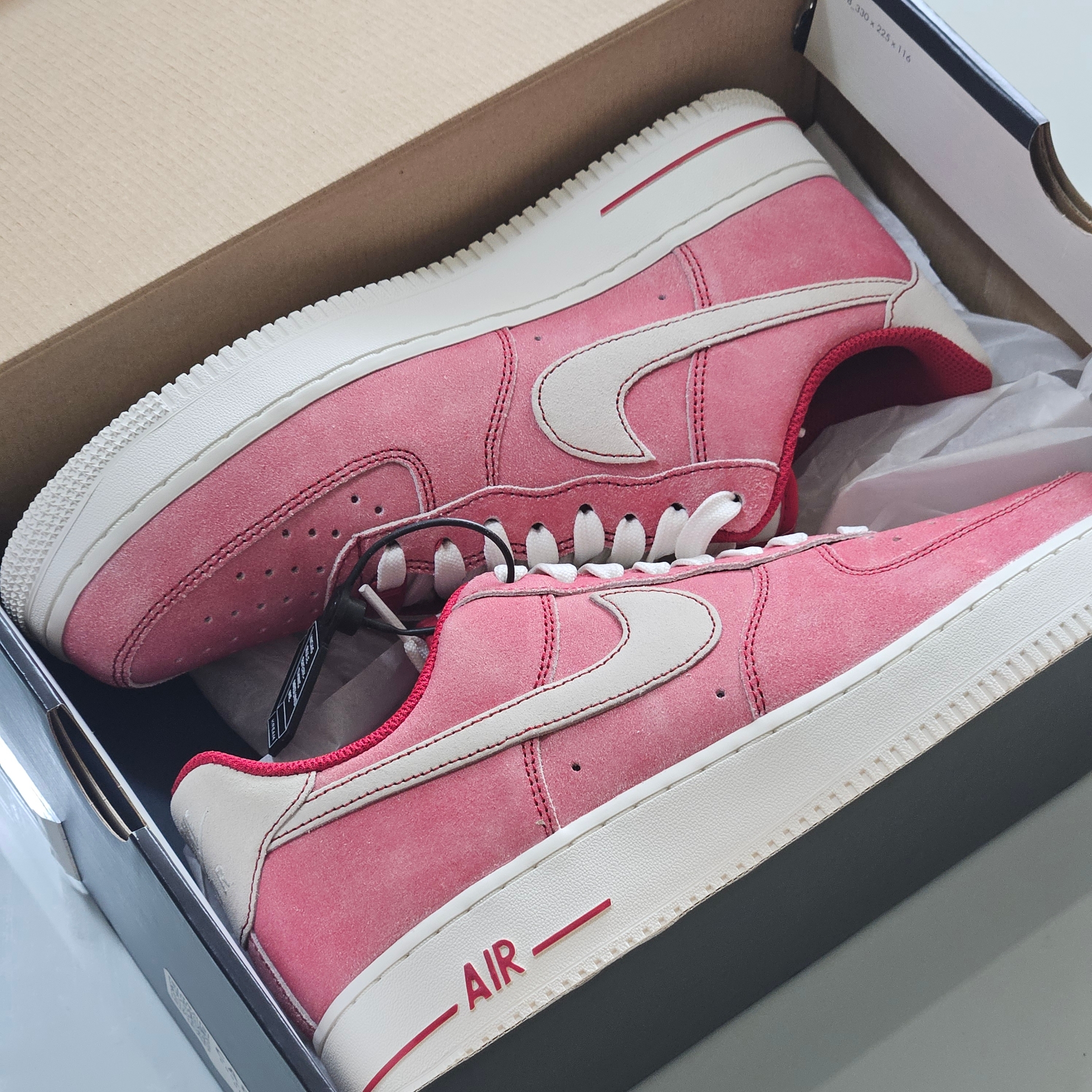 Nike Air Force 1 '07 LV8 Dusty Red 착용 스타일 - 2