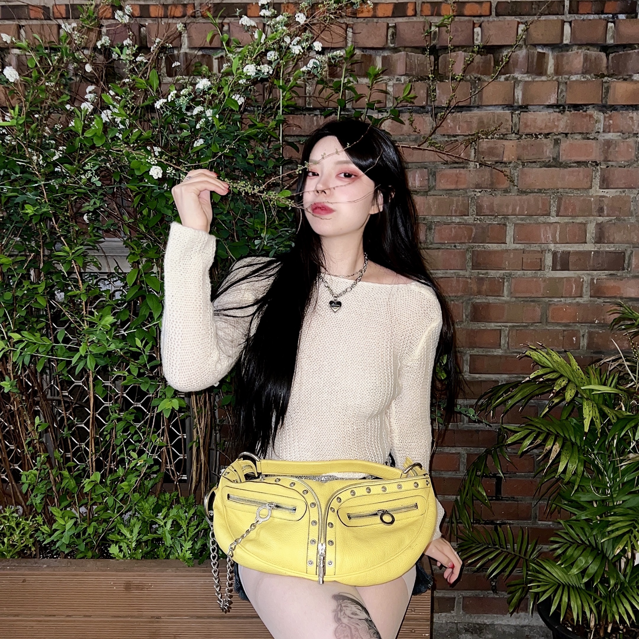아디다스 아딜렛 클로그 화이트 블랙 착용 스타일 - 3