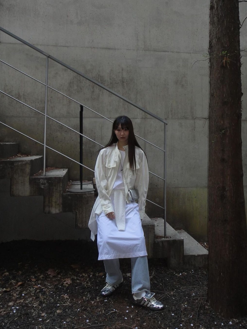 Heeari Women Poppy Chain Mini Bag Ivory, Heeari Women Poppy Chain Mini Bag Silver 착용 스타일