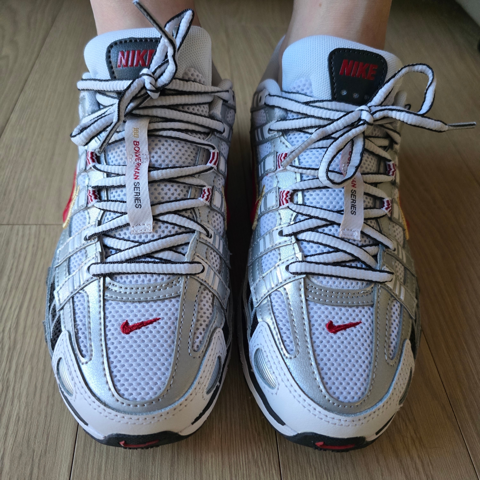 (W) Nike P-6000 Metallic Silver Red 착용 스타일 - 3