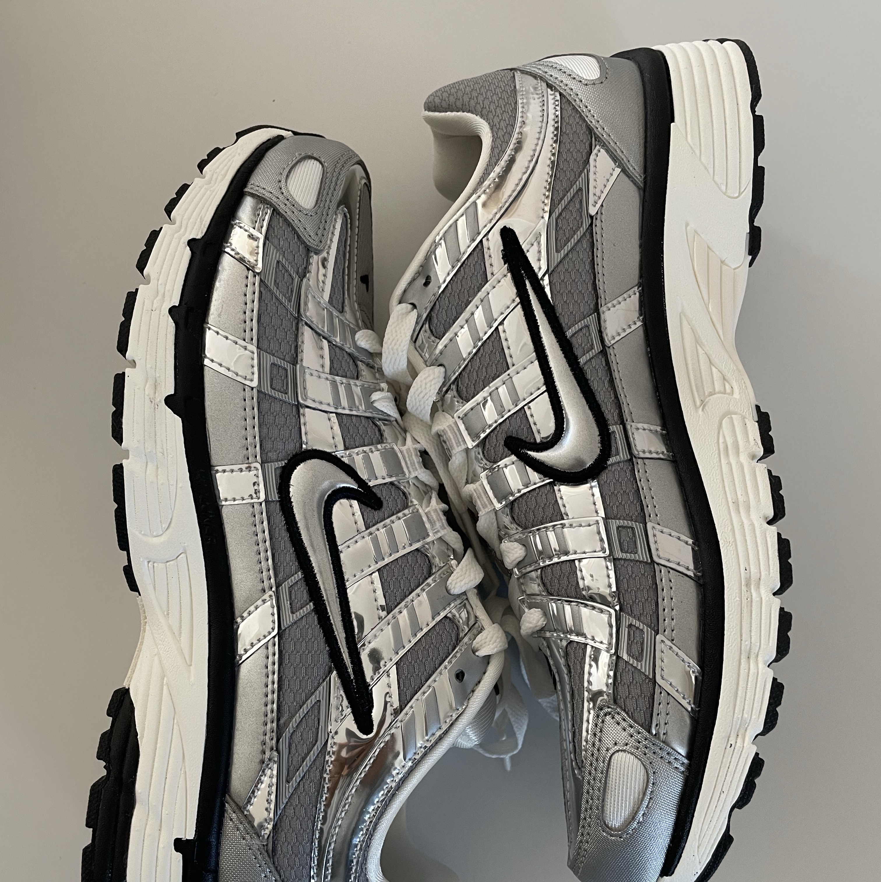 Nike P-6000 Metallic Silver 착용 스타일