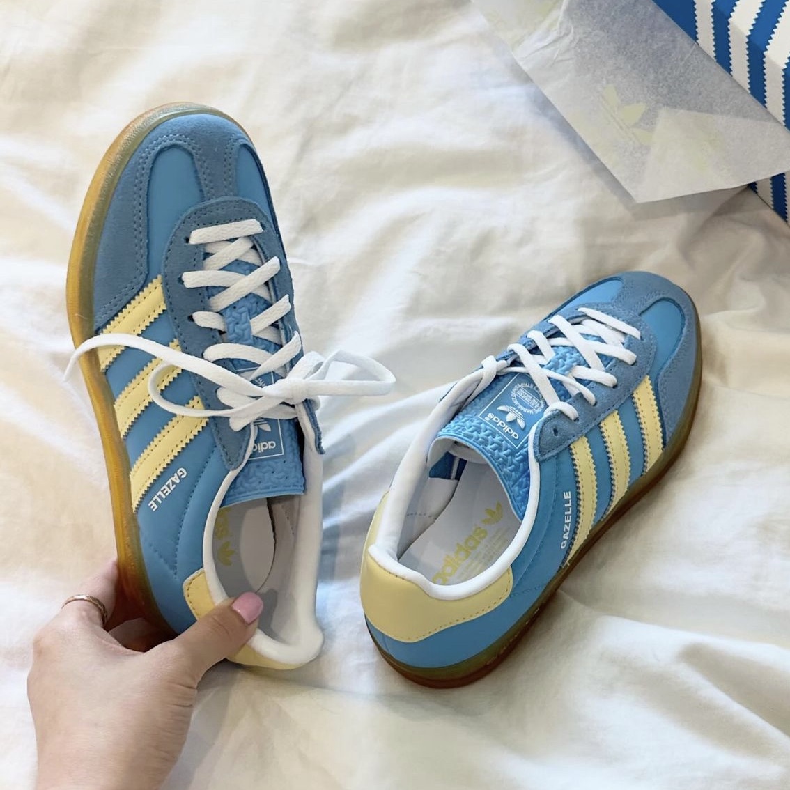 (W) Adidas Gazelle Indoor Semi Blue Burst Almost Yellow 착용 스타일 - 1