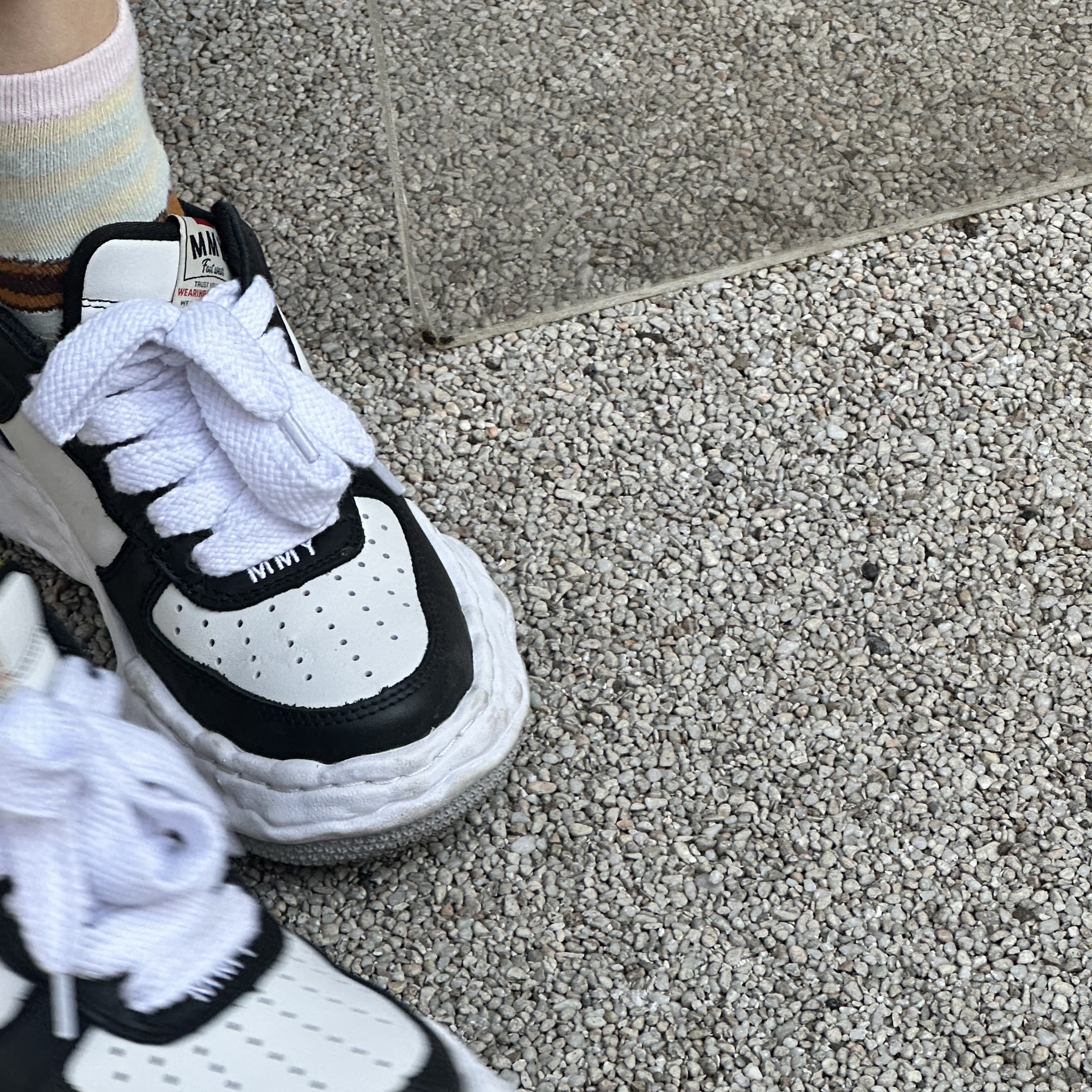 Maison Mihara Yasuhiro Wayne OG Sole Leather Low-top Sneakers Black White 착용 스타일
