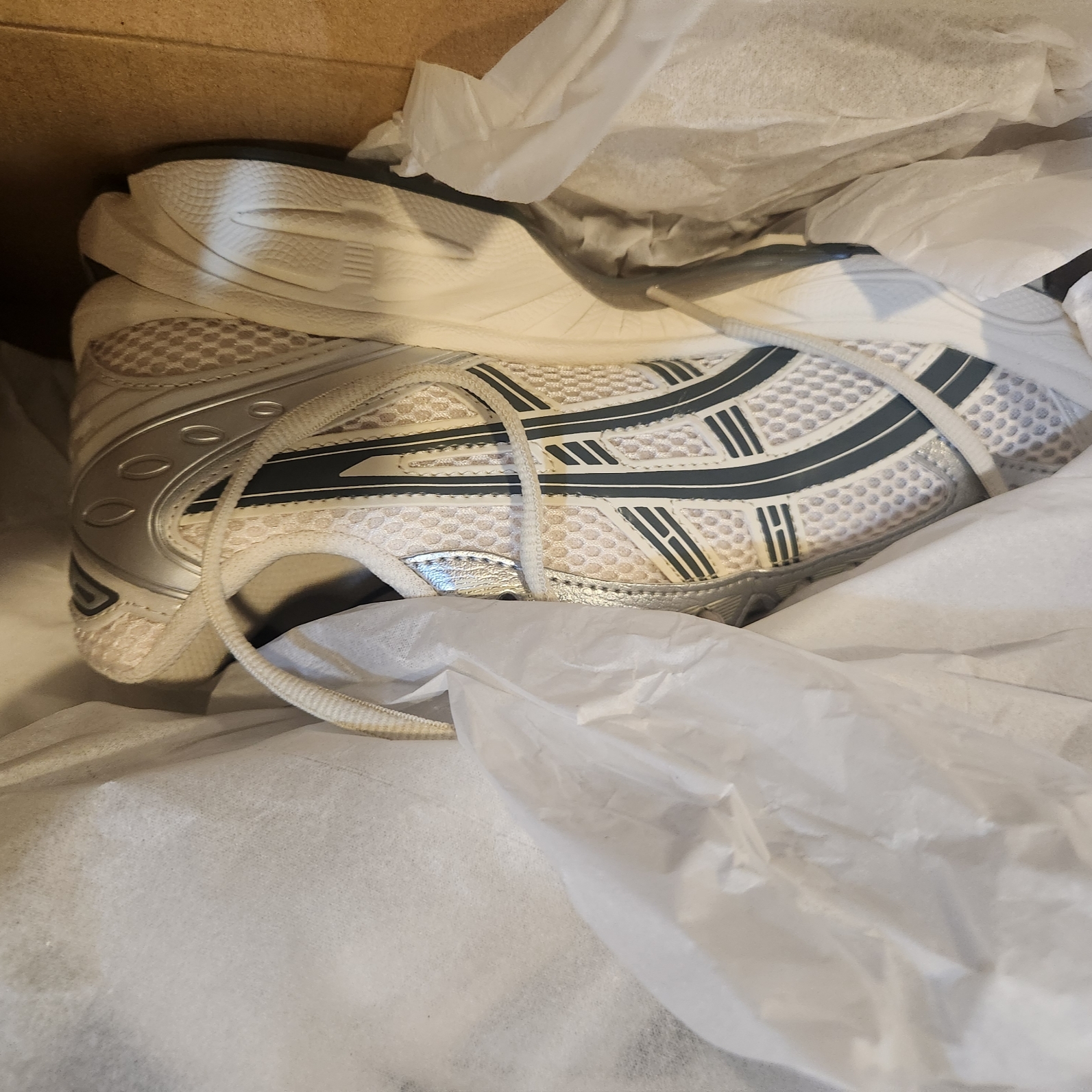 Asics Gel-Kayano 14 Birch Dark Pewter 착용 스타일