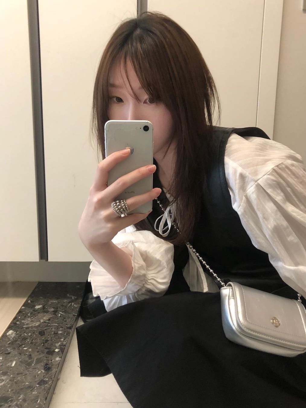 Heeari Women Poppy Chain Mini Bag Black, Heeari Women Poppy Chain Mini Bag Silver 착용 스타일