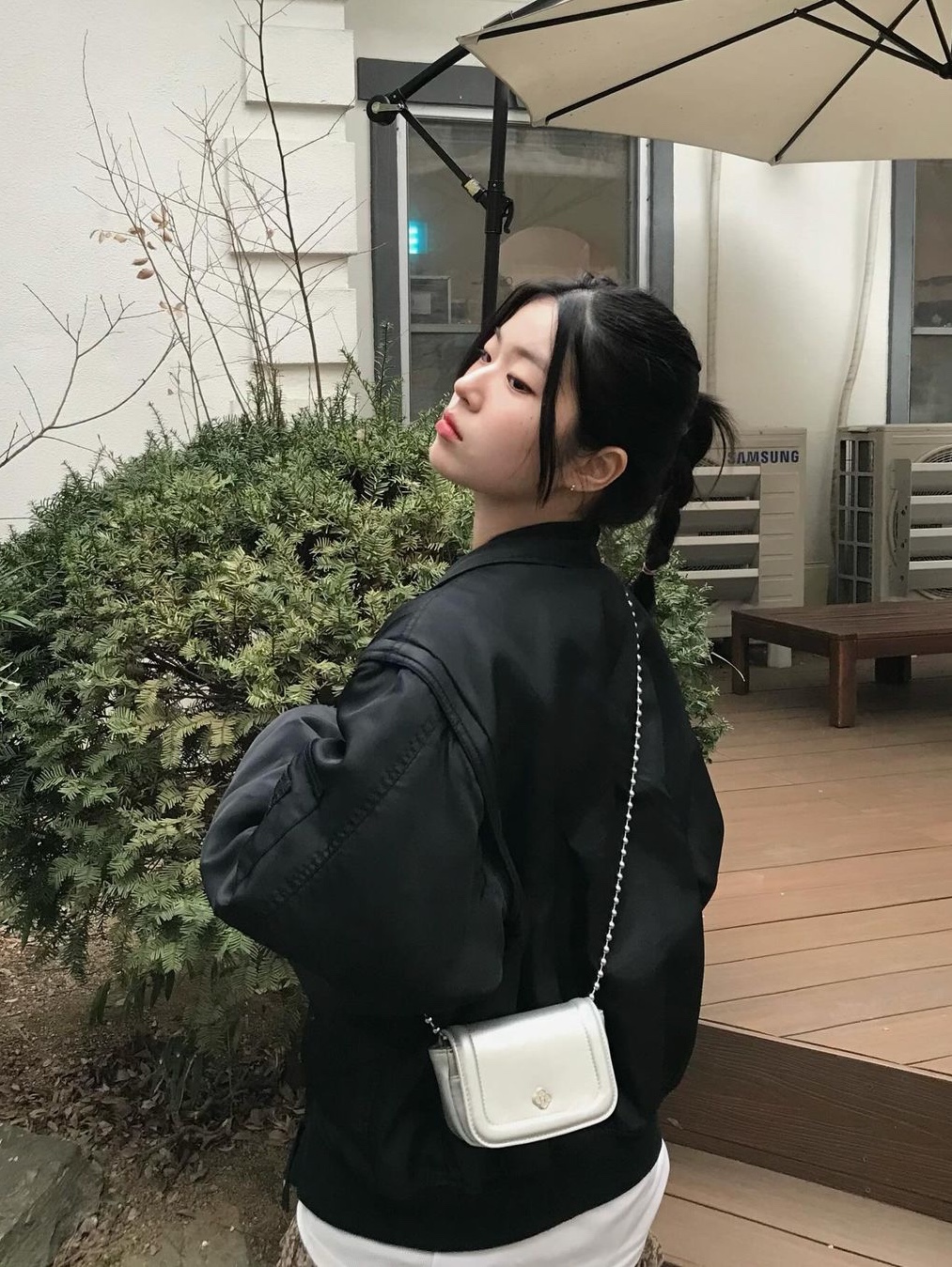 Heeari Women Poppy Chain Mini Bag Black, Heeari Women Poppy Chain Mini Bag Silver 착용 스타일