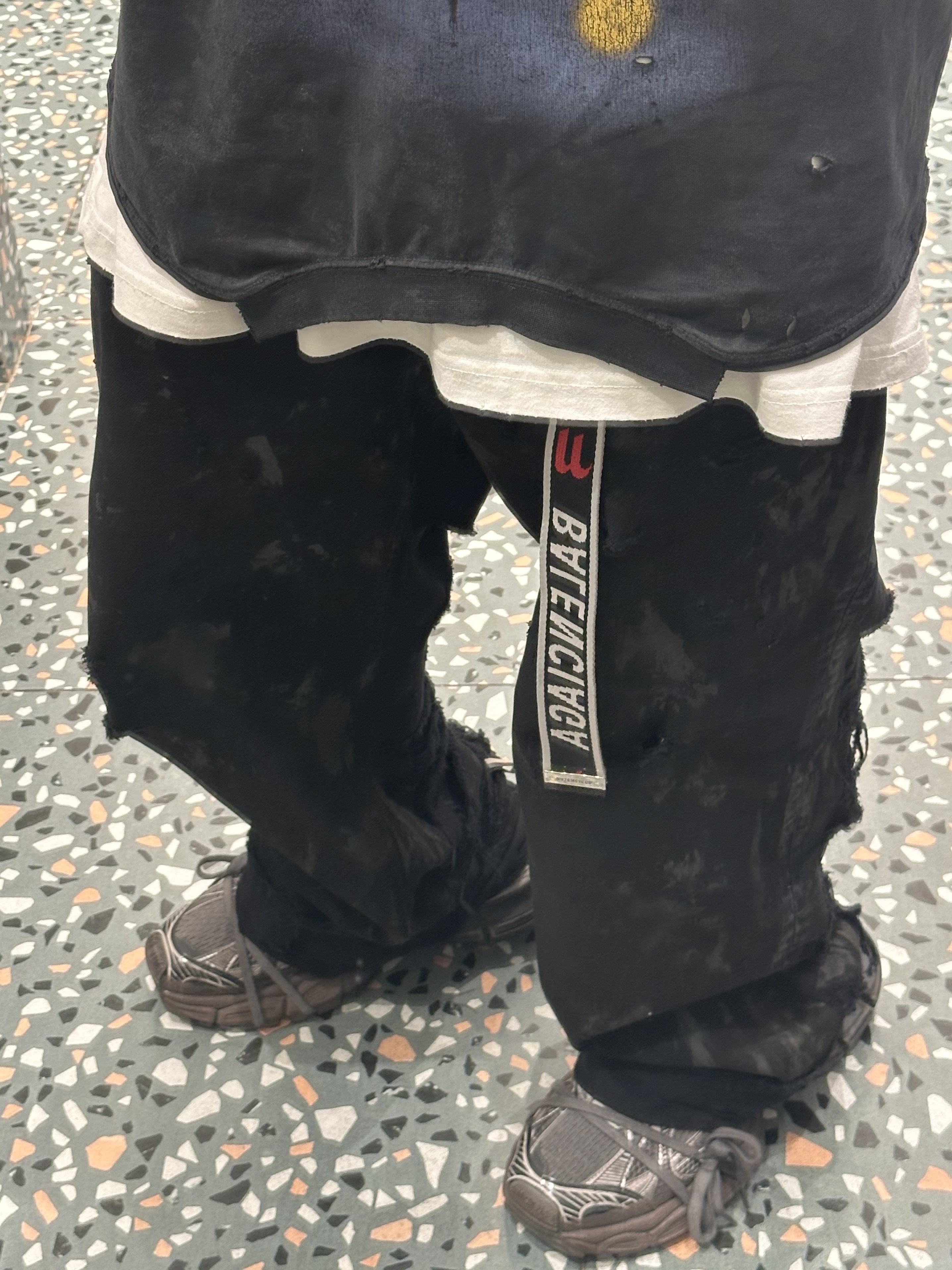 Balenciaga 3XL Sneakers Worn Out Brown, Balenciaga Super Destroyed Japanese Denim Baggy Pants Black 착용 스타일 - 2