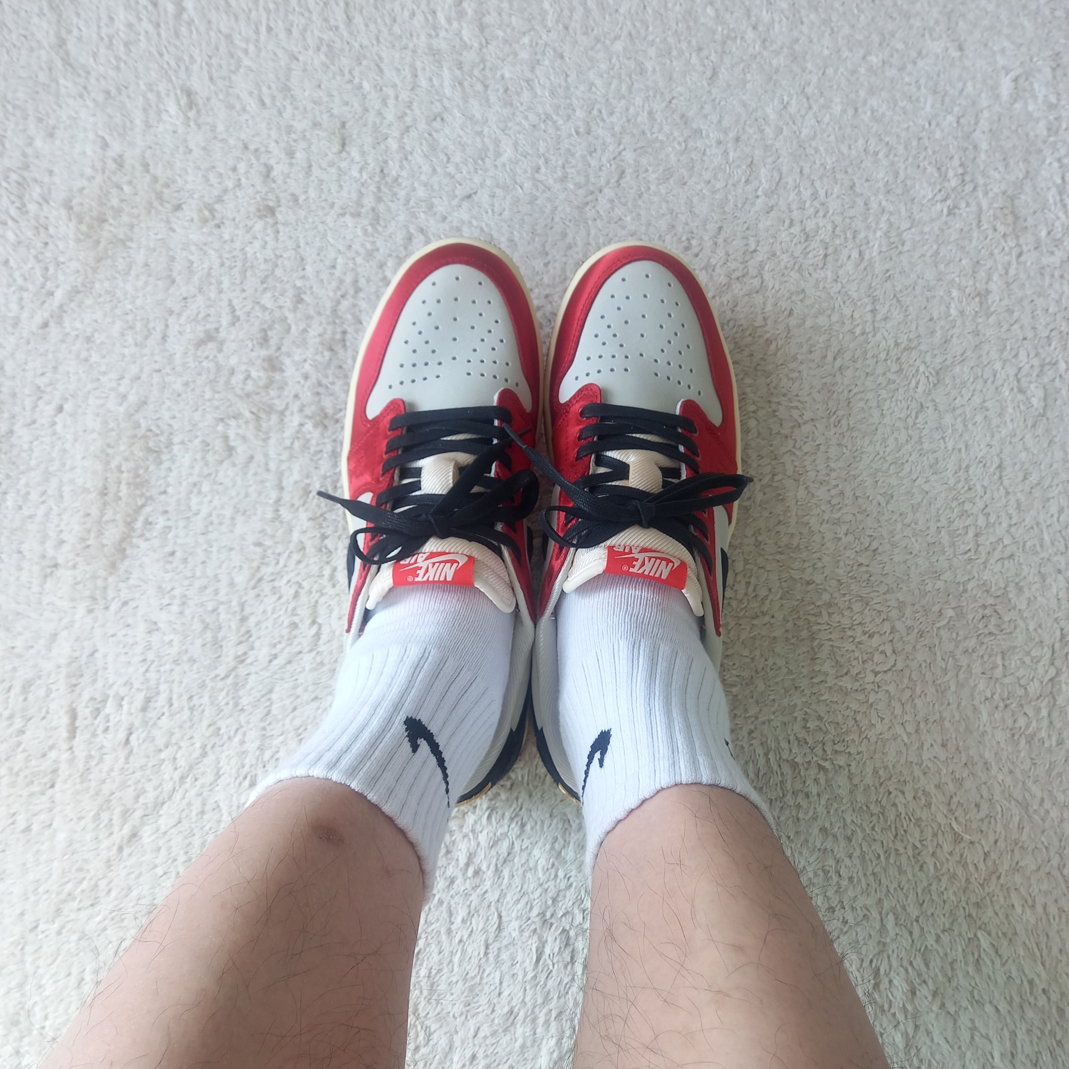 Jordan 1 x Trophy Room Retro Low OG SP Sail Varsity Red, Nike Everyday Cushioned Training Low Socks White (6 Pack/Korean Ver.) 착용 스타일 - 1