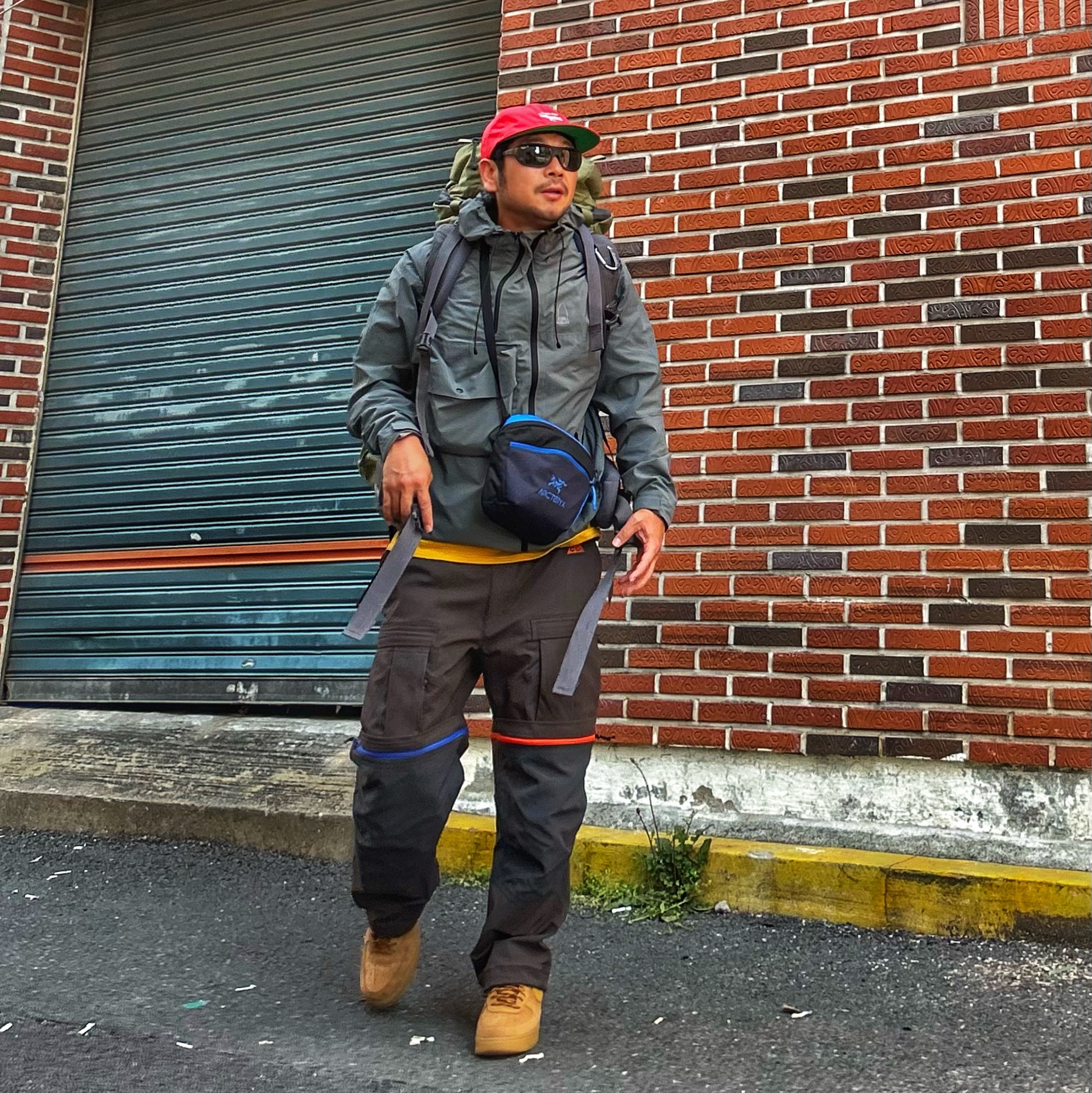Nike ACG Smith Summit Cargo Pants Velvet Brown - Asia, Arc'teryx x Beams Mantis 2 Waistpack Boro Blue 착용 스타일 - 5