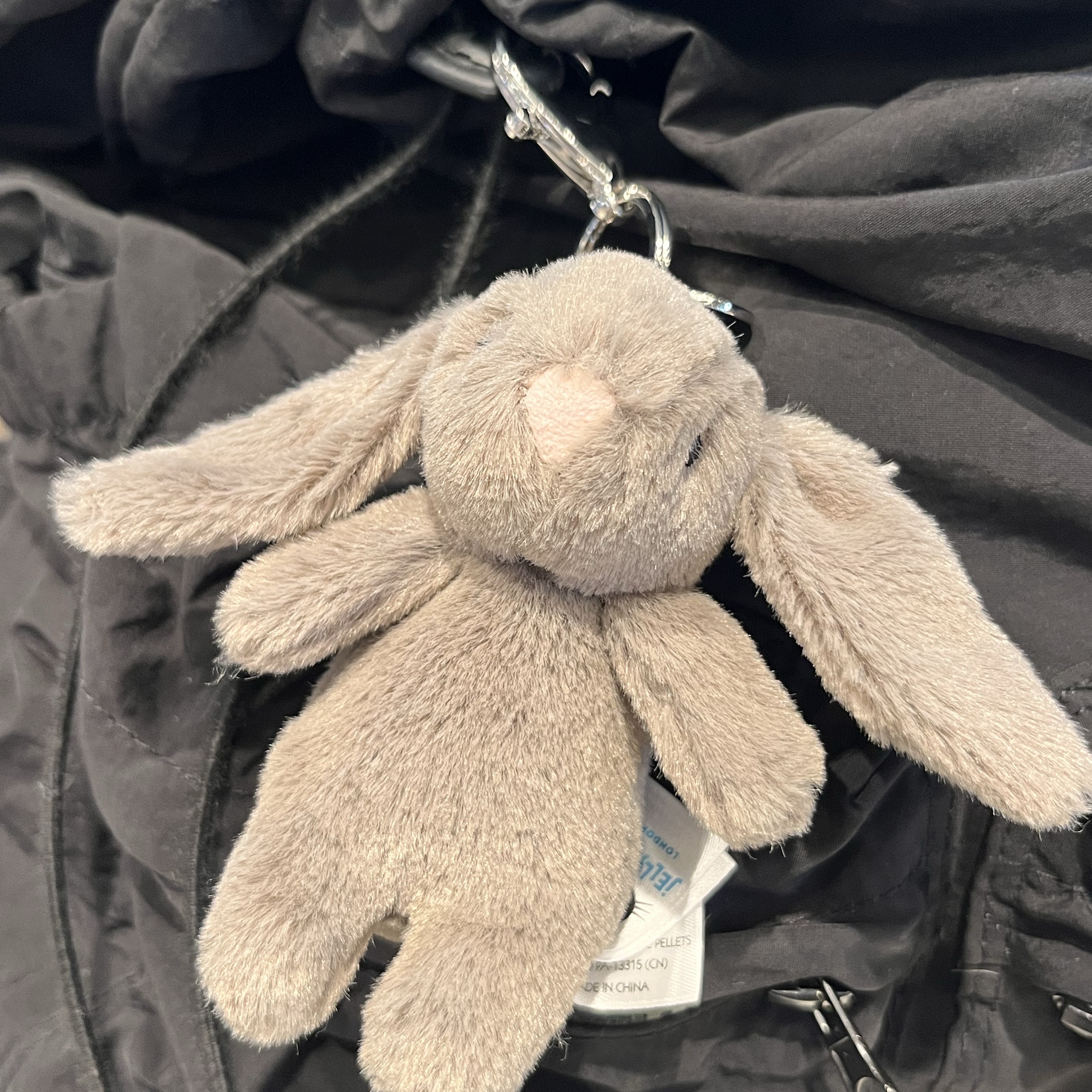 Jellycat Bashful Bunny Truffle Bag Charm Brown 착용 스타일