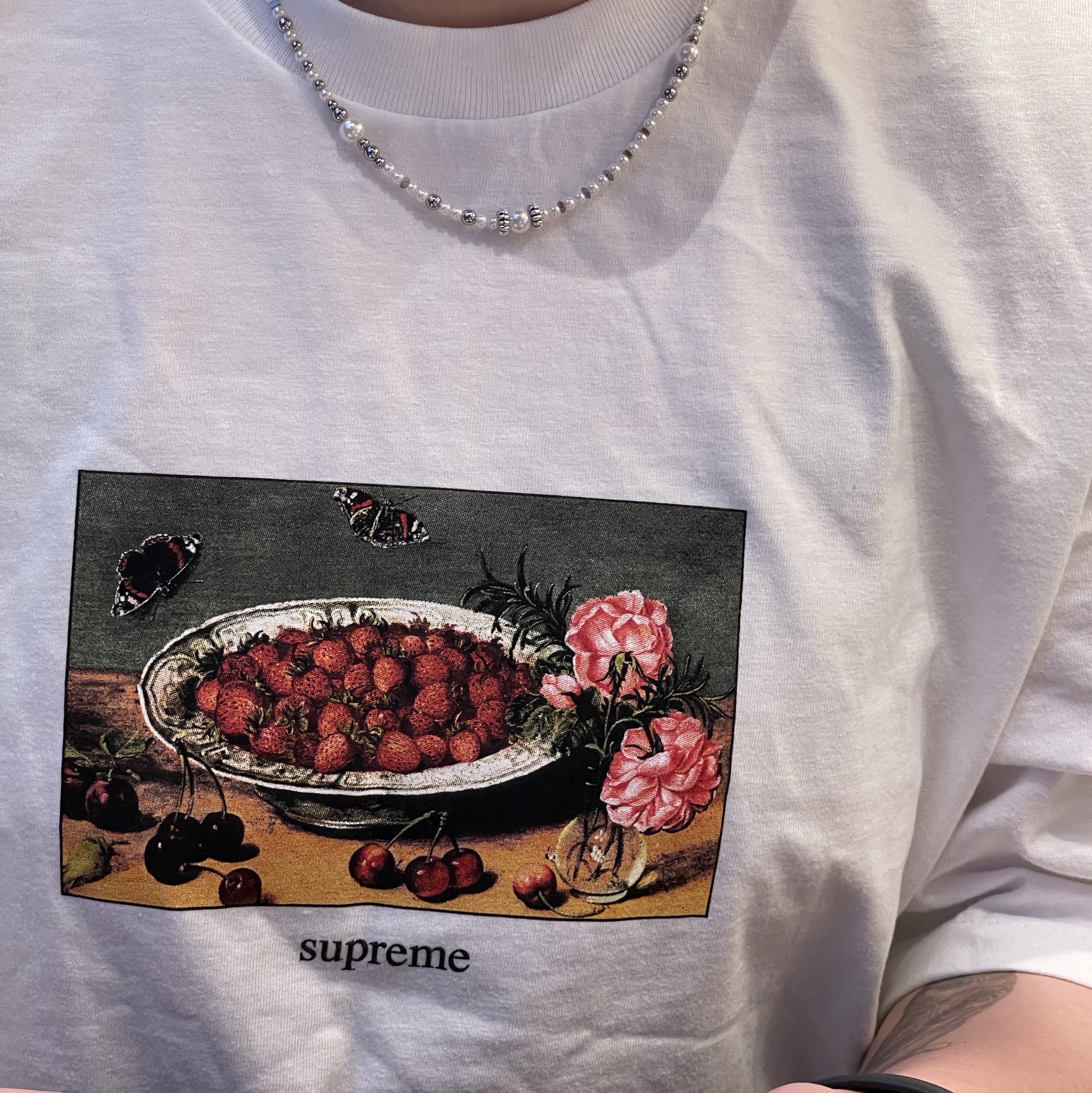 Supreme Strawberries T-Shirt White - 23SS 착용 스타일 - 1