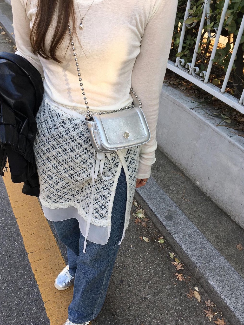 Heeari Women Poppy Chain Mini Bag Black, Heeari Women Poppy Chain Mini Bag Silver 착용 스타일