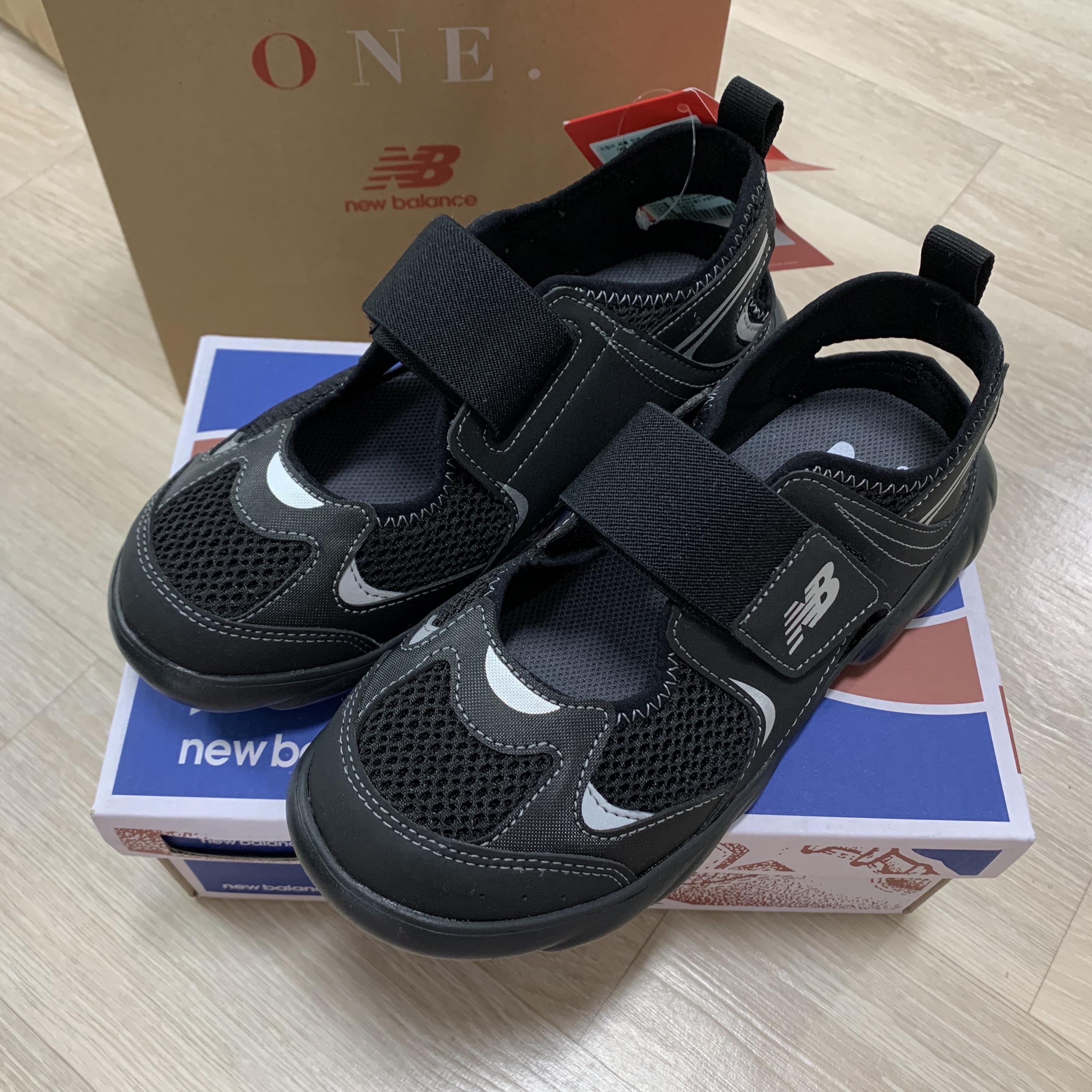 (Kids) New Balance Freedle 920 Sandal Black 착용 스타일 - 2