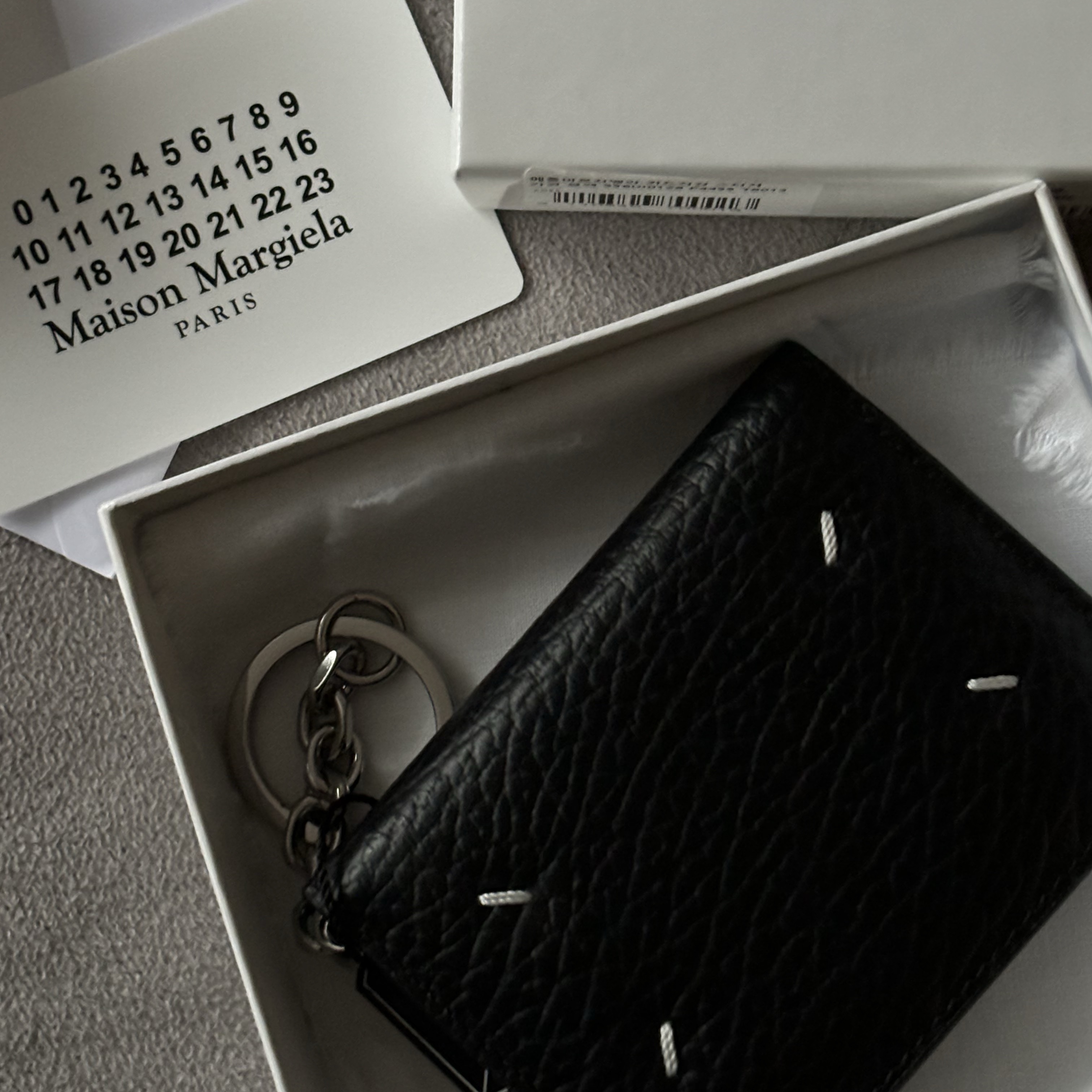 Maison Margiela Keyring Wallet Black 착용 스타일 - 1