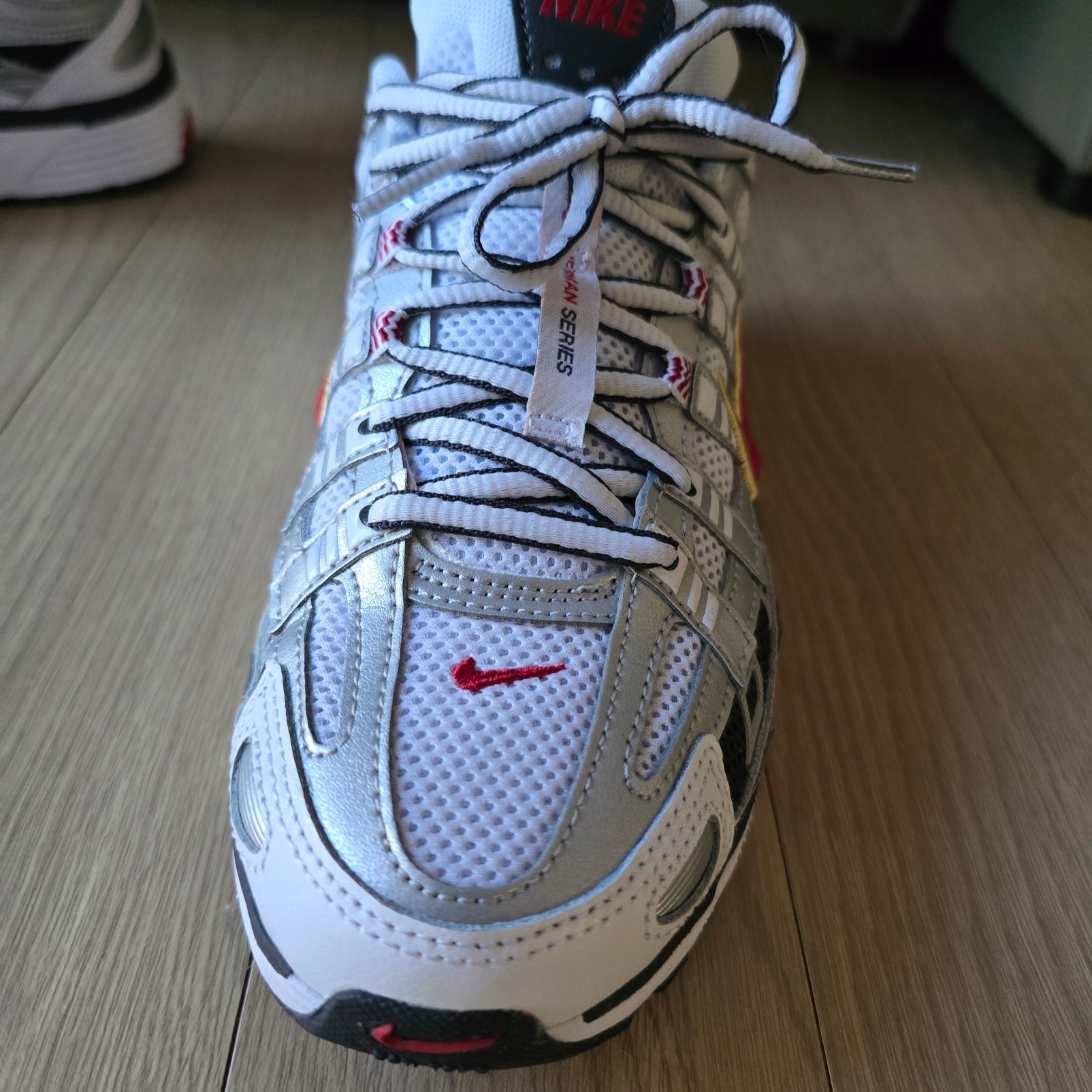 (W) Nike P-6000 Metallic Silver Red 착용 스타일 - 5