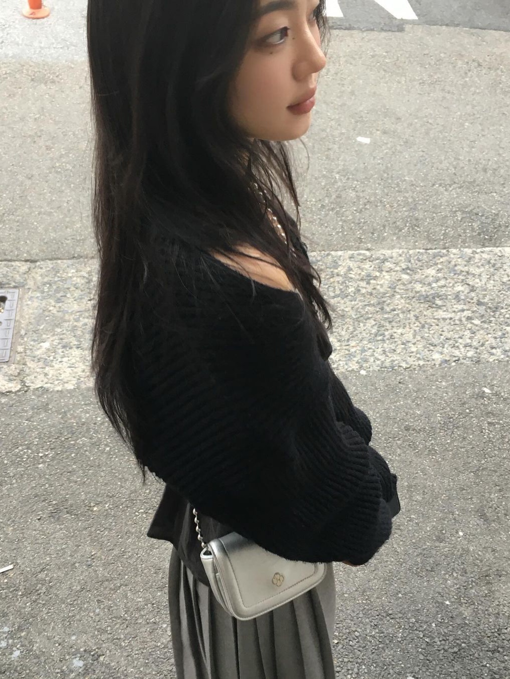 Heeari Women Poppy Chain Mini Bag Ivory, Heeari Women Poppy Chain Mini Bag Silver 착용 스타일