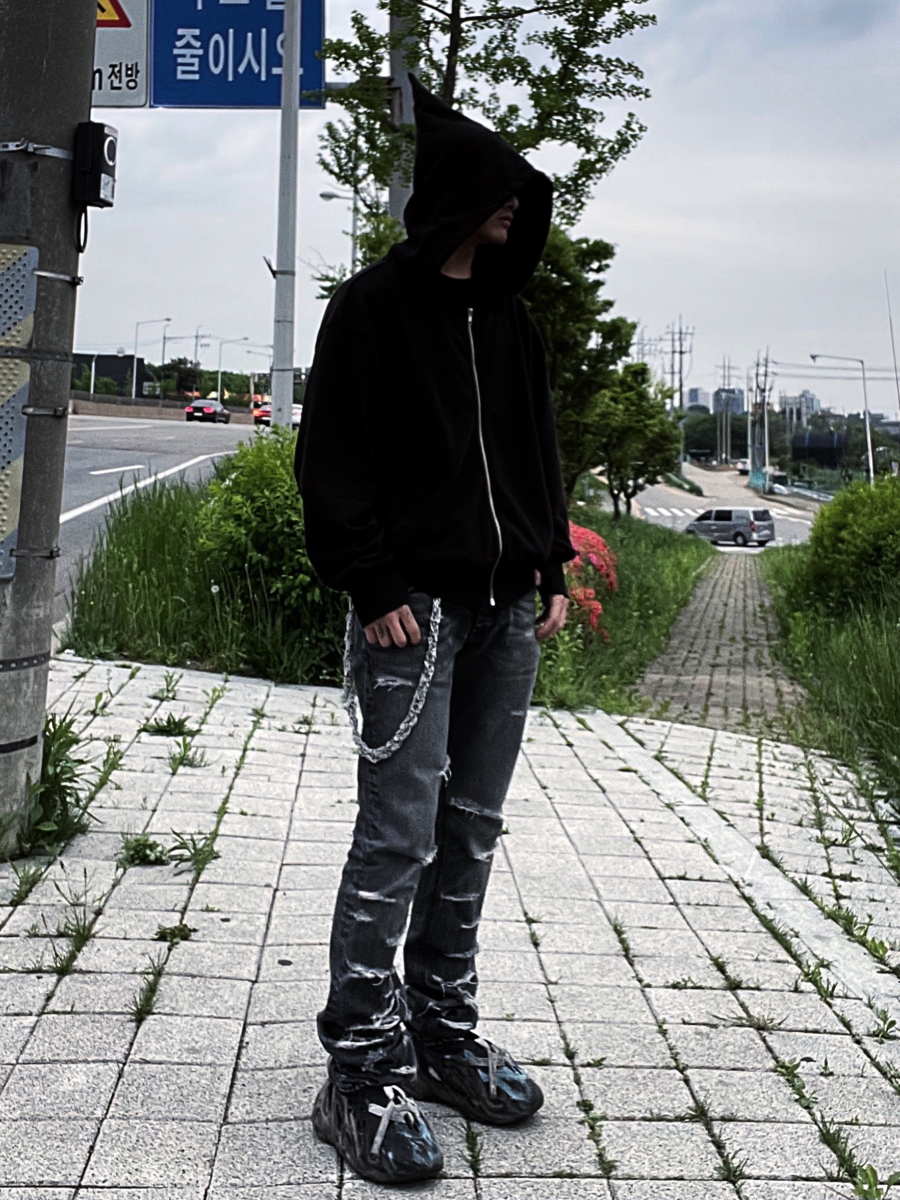 Undermycar Ecdysis Destroyed Wax Coating Jeans with Konic Section Obsidian - 22FW, Adidas Yeezy Foam RNNR MX Cinder 착용 스타일