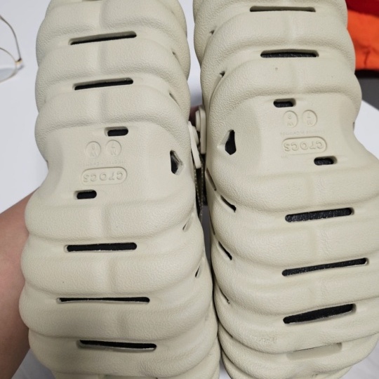 Crocs Echo Clog Bone Black 착용 스타일 - 1