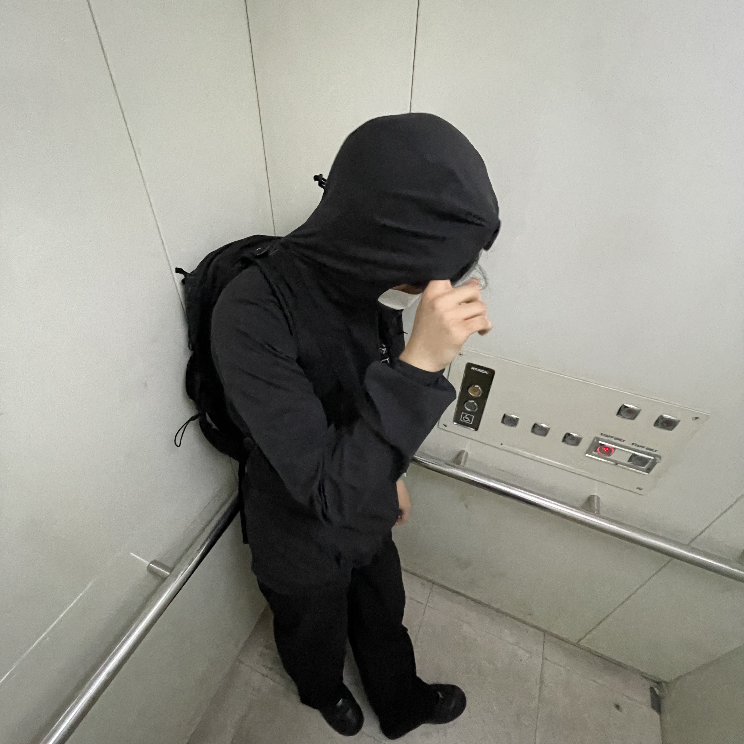 Arc'teryx Squamish Hoody Black, Nike Air Force 1 '07 Low Triple Black 착용 스타일