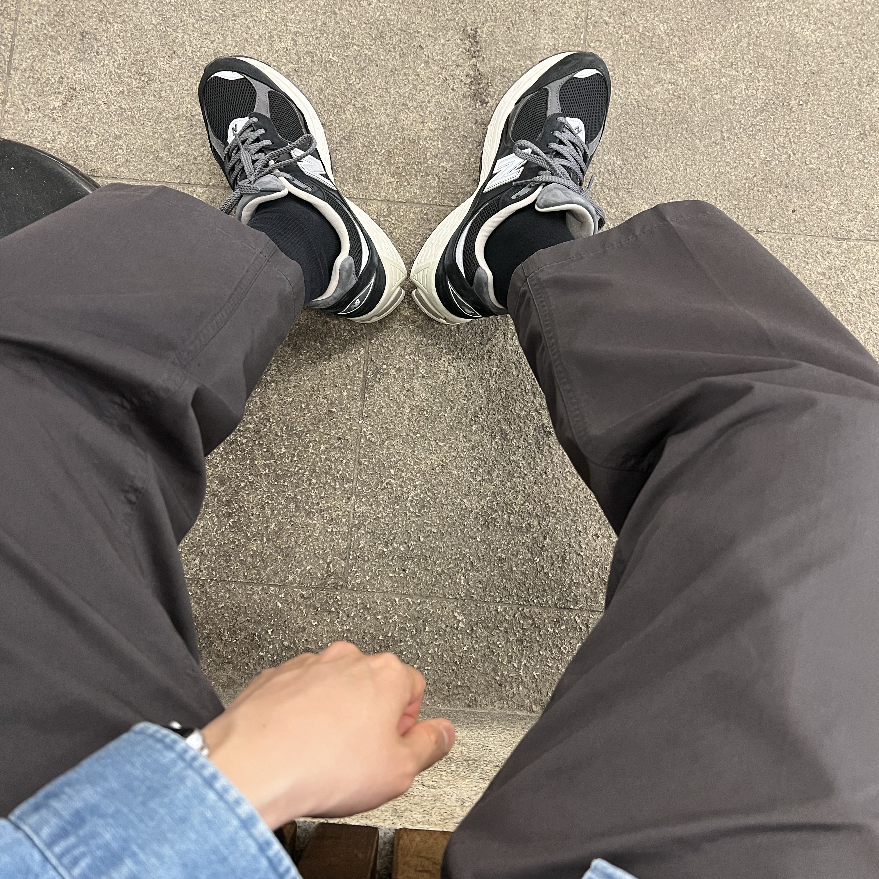 New Balance 2002R Premium Vintage Black 착용 스타일