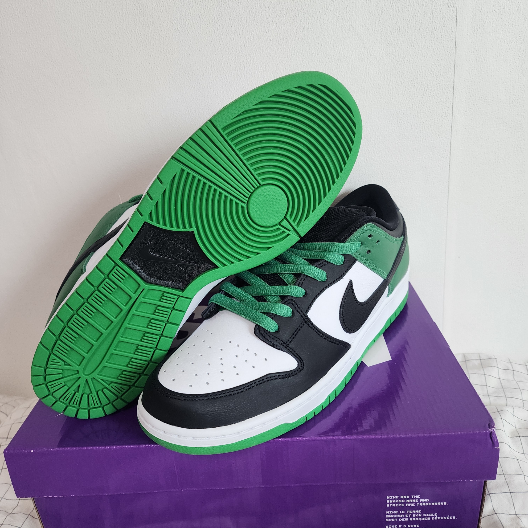 Nike SB Dunk Low Pro Black and Classic Green 착용 스타일 - 3