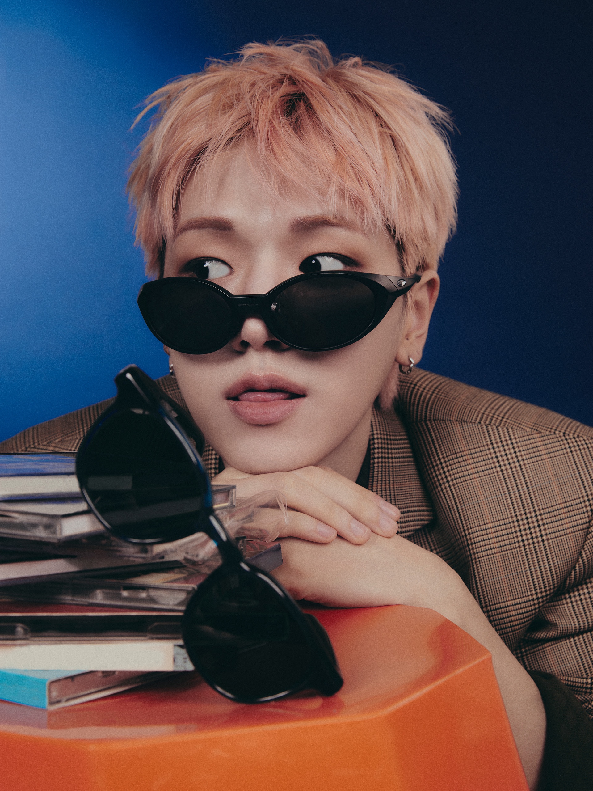 Honey Scoop House x Uncommon Eyewear Saturn Sunglasses True Blue, Oakley Eye Jacket Redux Matte Black Frame Prizm Grey Lenses High Bridge Fit 착용 스타일