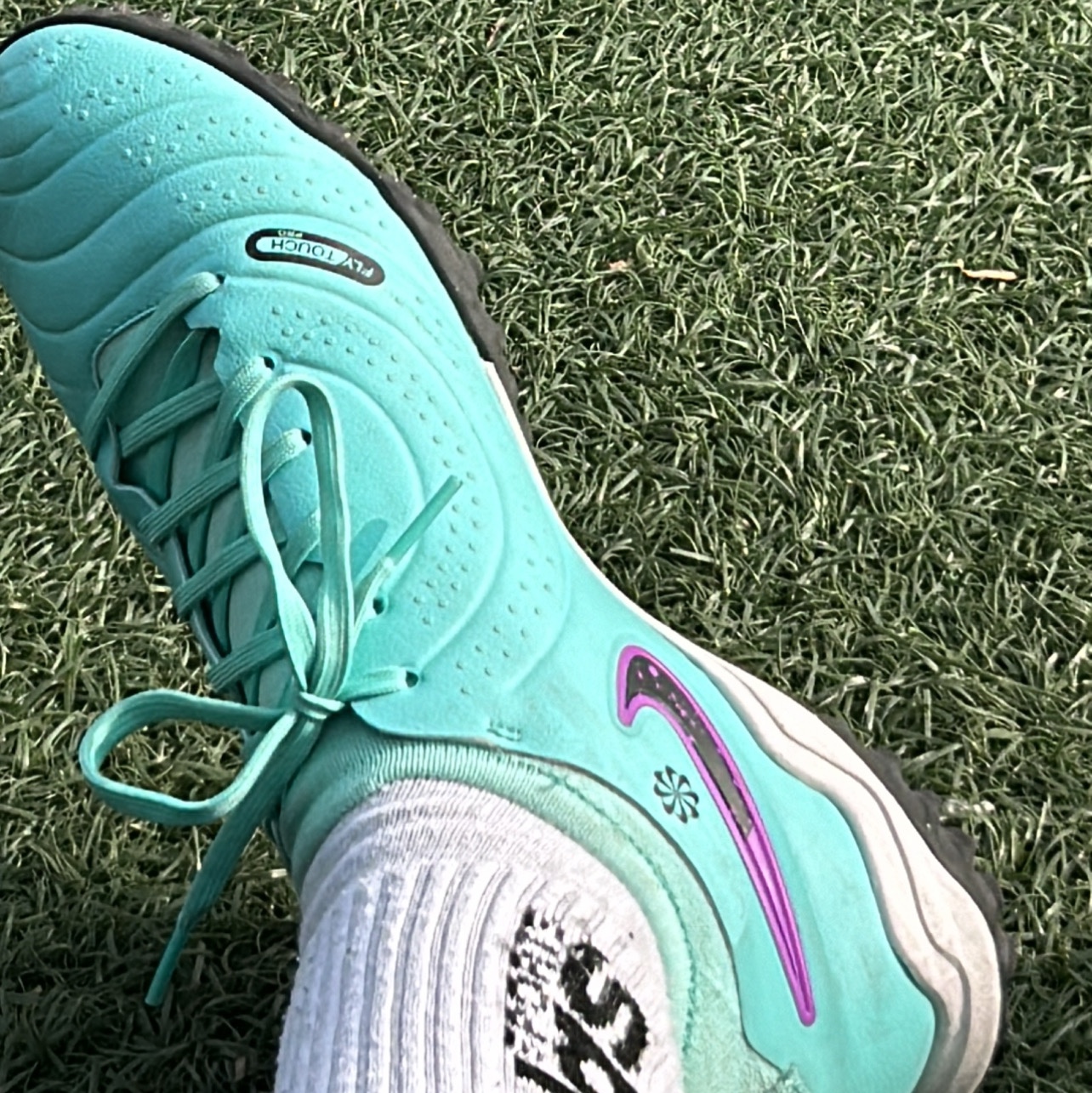 Nike Tiempo Legend 10 Pro TF Hyper Turquoise, Nike Paris Saint-Germain 2023/24 Dri-Fit Stadium Away Jersey White Midnight Navy (Non Marking Ver.) 착용 스타일 - 1