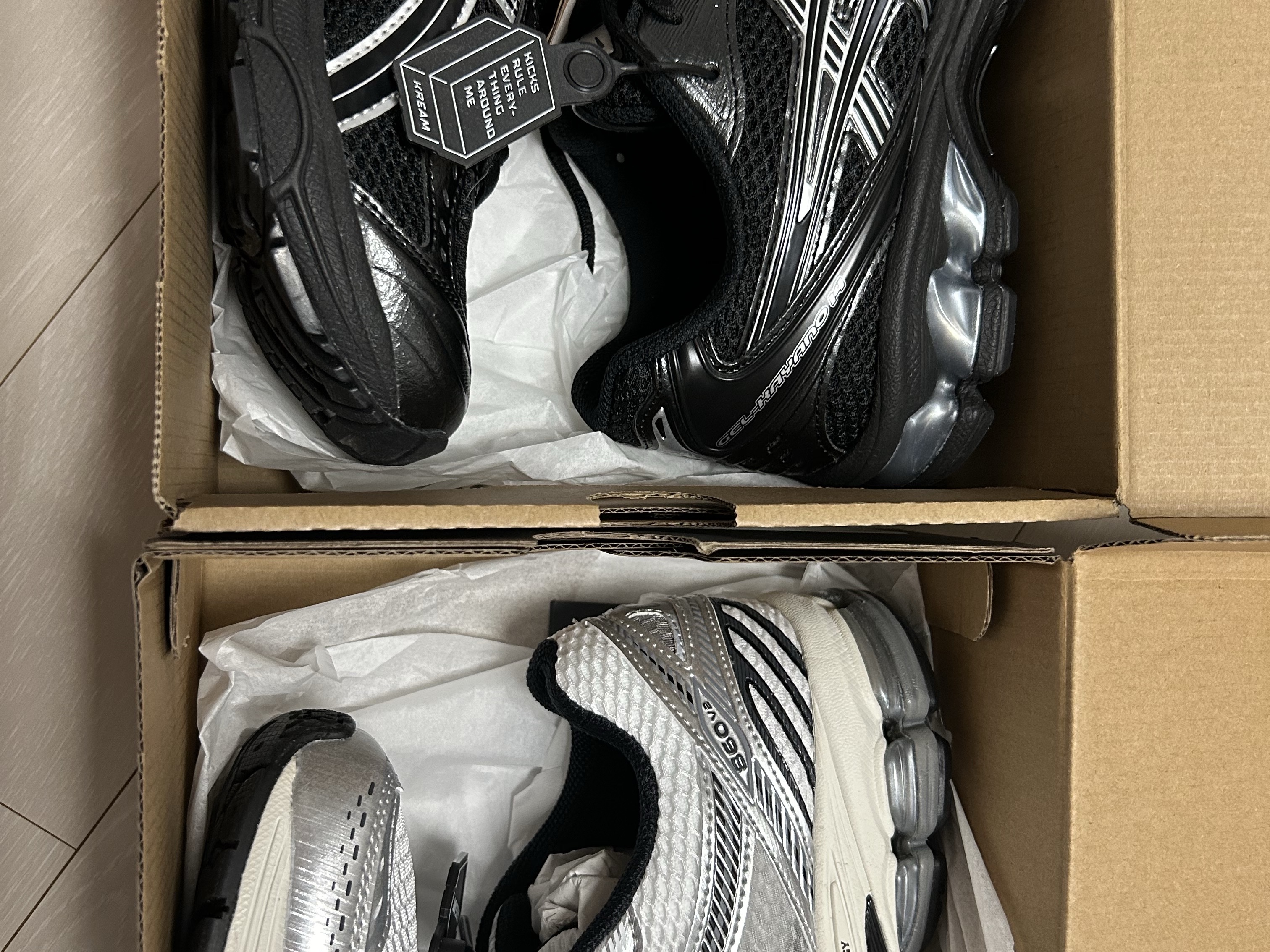 Asics Gel-Kayano 14 Black Pure Silver, New Balance 860v2 Optic White 착용 스타일