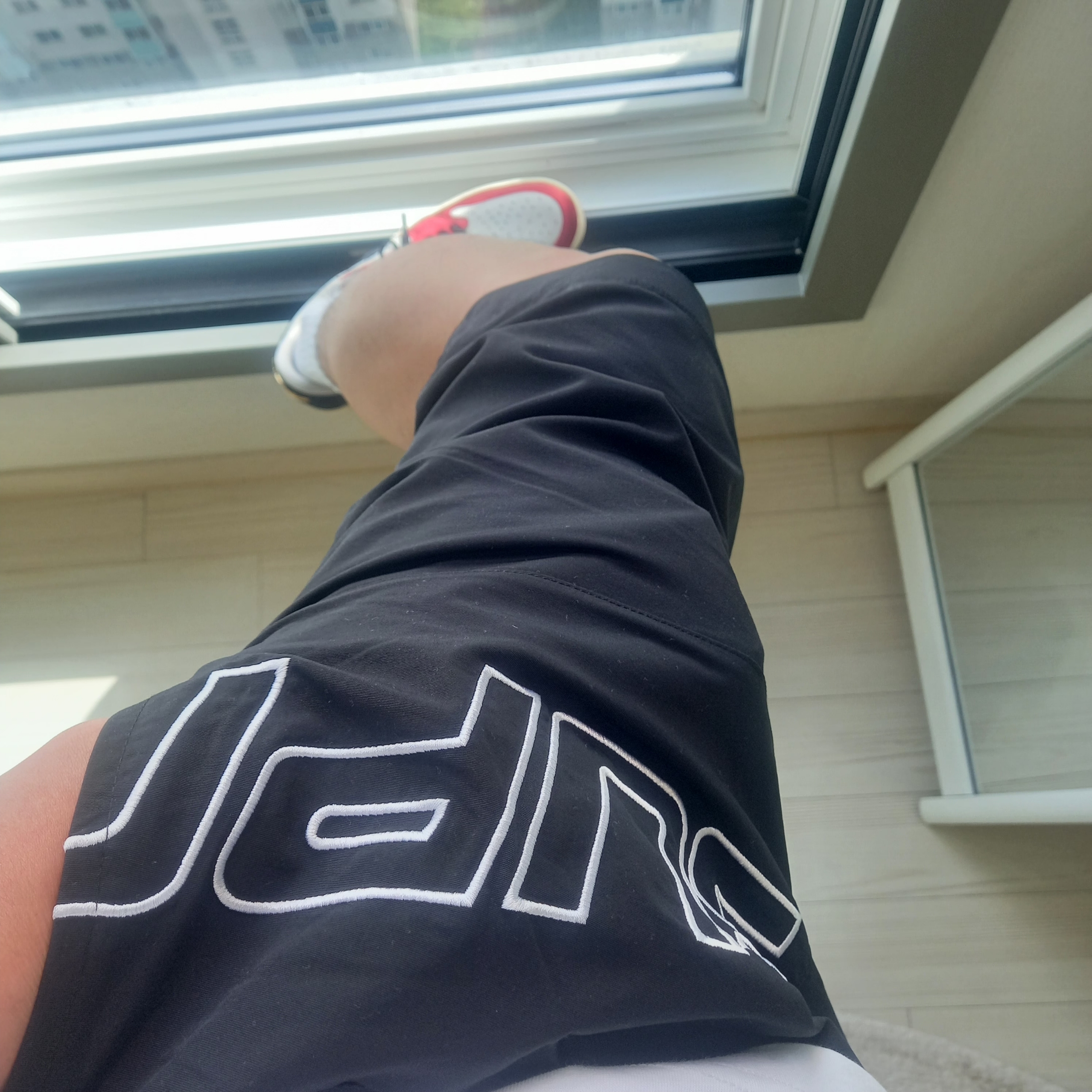 Supreme Curve Nylon Short Black - 24SS, Jordan 1 x Trophy Room Retro Low OG SP Sail Varsity Red 착용 스타일 - 4