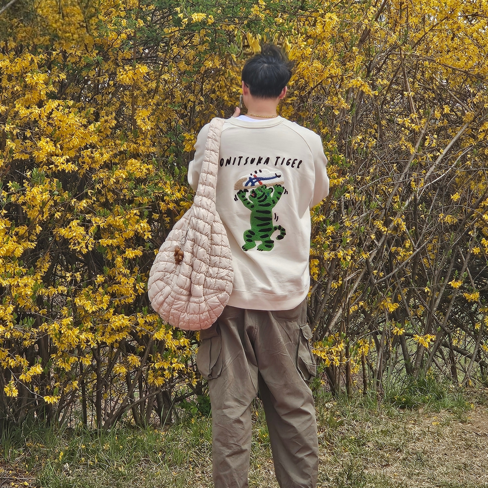 COS Quilted Oversized Shoulder Bag Beige 착용 스타일