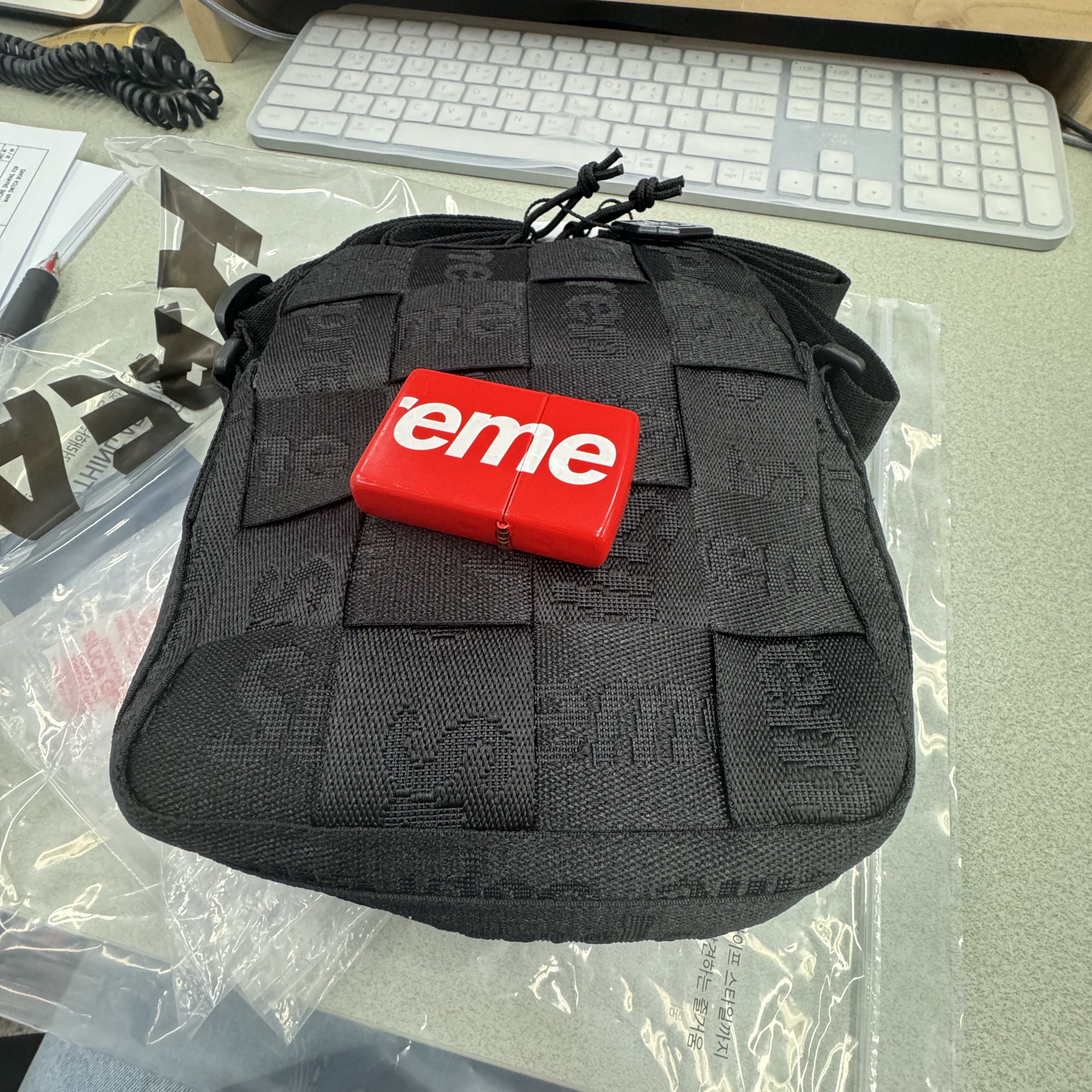Supreme Woven Shoulder Bag Black - 23SS, Supreme Logo Zippo Red 착용 스타일