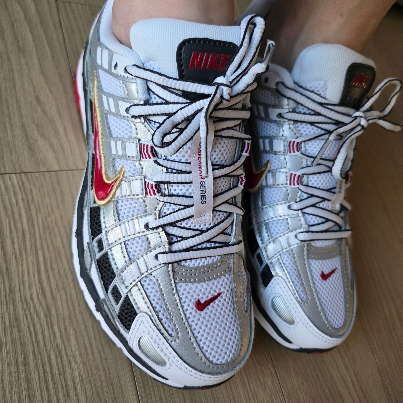 (W) Nike P-6000 Metallic Silver Red 착용 스타일 - 4
