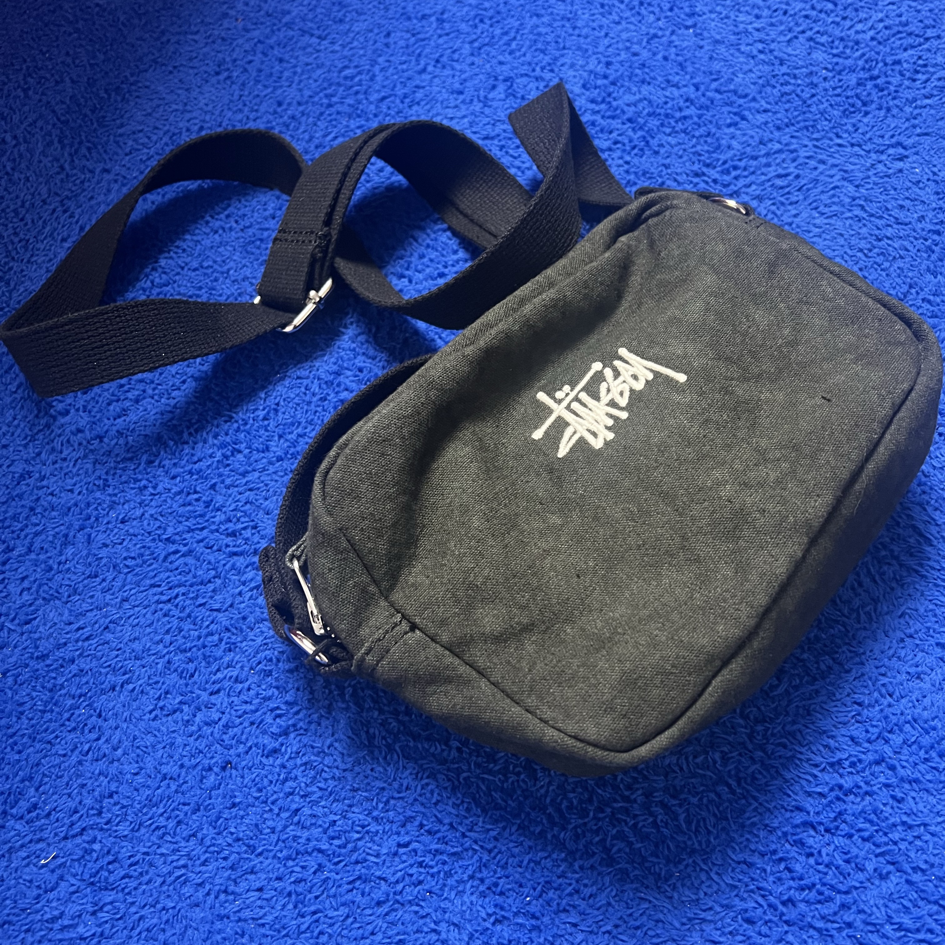 Stussy Canvas Side Pouch Washed Black 착용 스타일 - 2