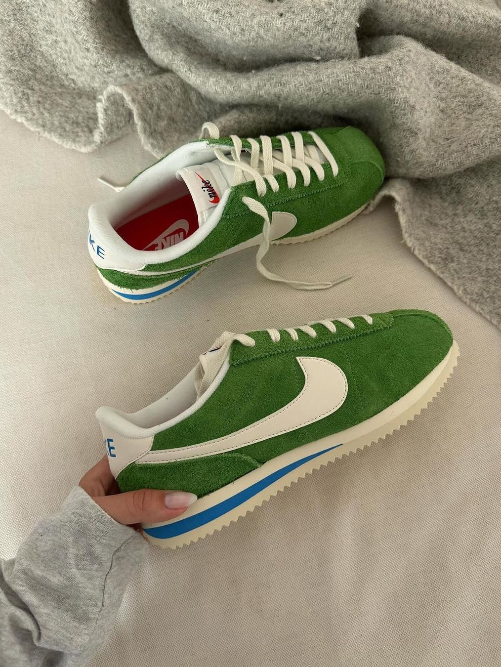 (W) Nike Cortez Leather White Black, (W) Nike Cortez Vintage Chlorophyll Suede 착용 스타일 - 3