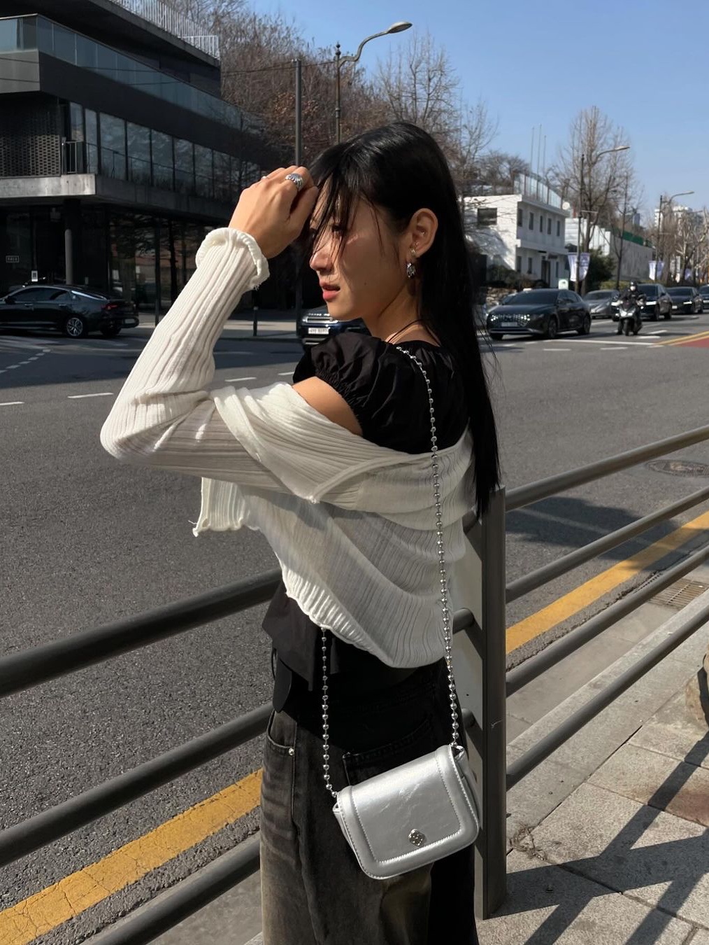 Heeari Women Poppy Chain Mini Bag Ivory, Heeari Women Poppy Chain Mini Bag Silver 착용 스타일