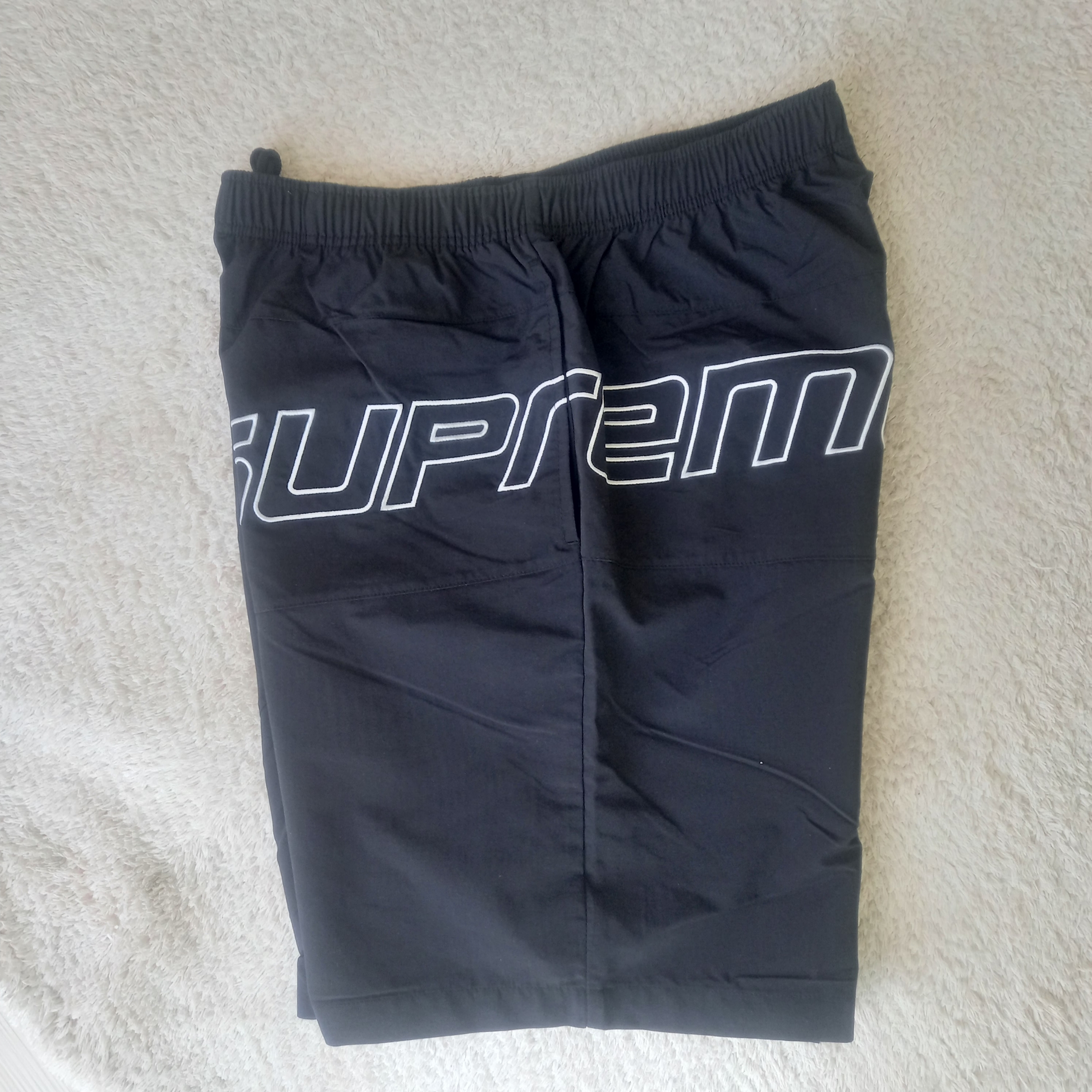 Supreme Curve Nylon Short Black - 24SS, Jordan 1 x Trophy Room Retro Low OG SP Sail Varsity Red 착용 스타일 - 5